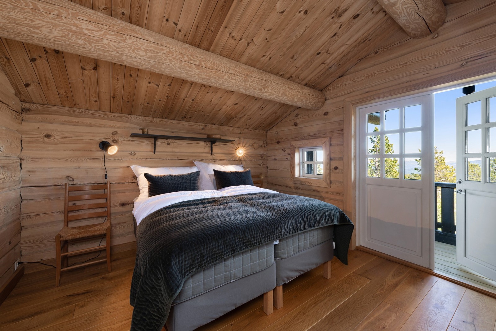 Hoved soverommet er av god størrelse med utgang til balkong. Galleribilde