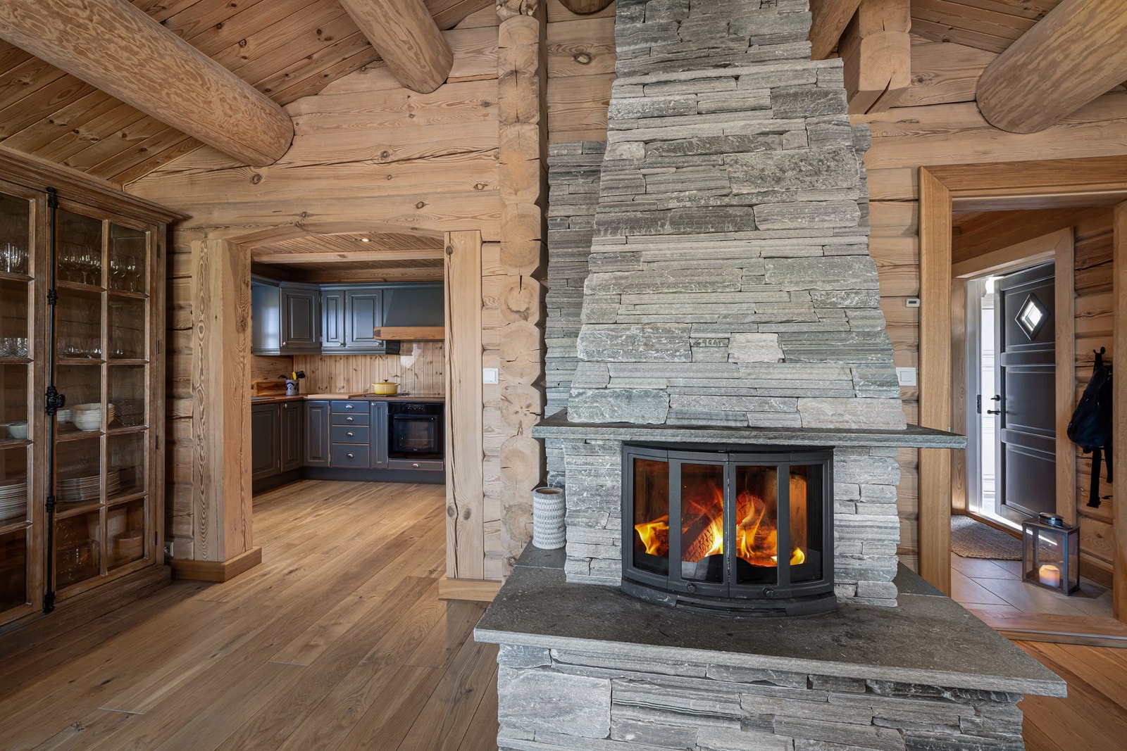 Skiferbelagt peis som skaper et naturlig og lunt blikkfang i stuen. Galleribilde