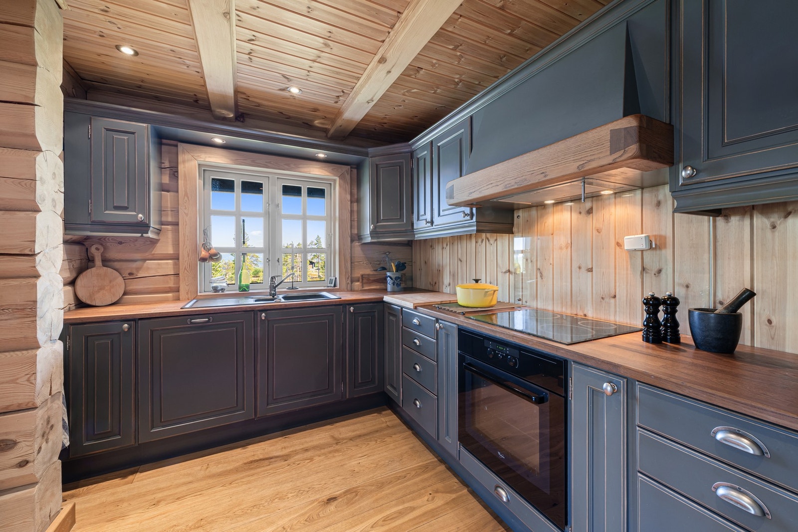 Intergrerte hvitevarer som ovn, koketopp, oppvaskmaskin og kjøl/frys. Galleribilde