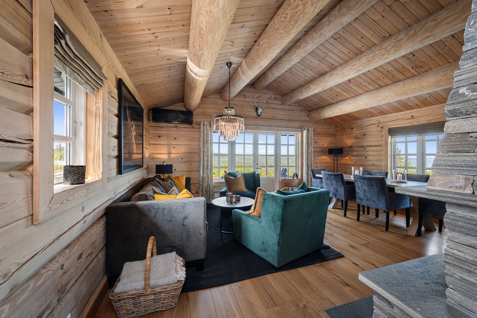 Innvendig er det gjennomgående god takhøyde og generøst med naturlig lys Galleribilde