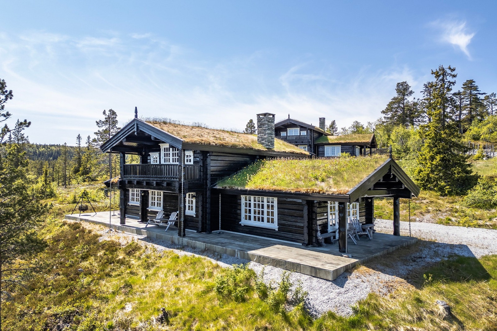 Steinbelagte utearealer som strekker seg rundt store deler av hytta med gode solforhold - totalt 76 kvm TBA. Galleribilde