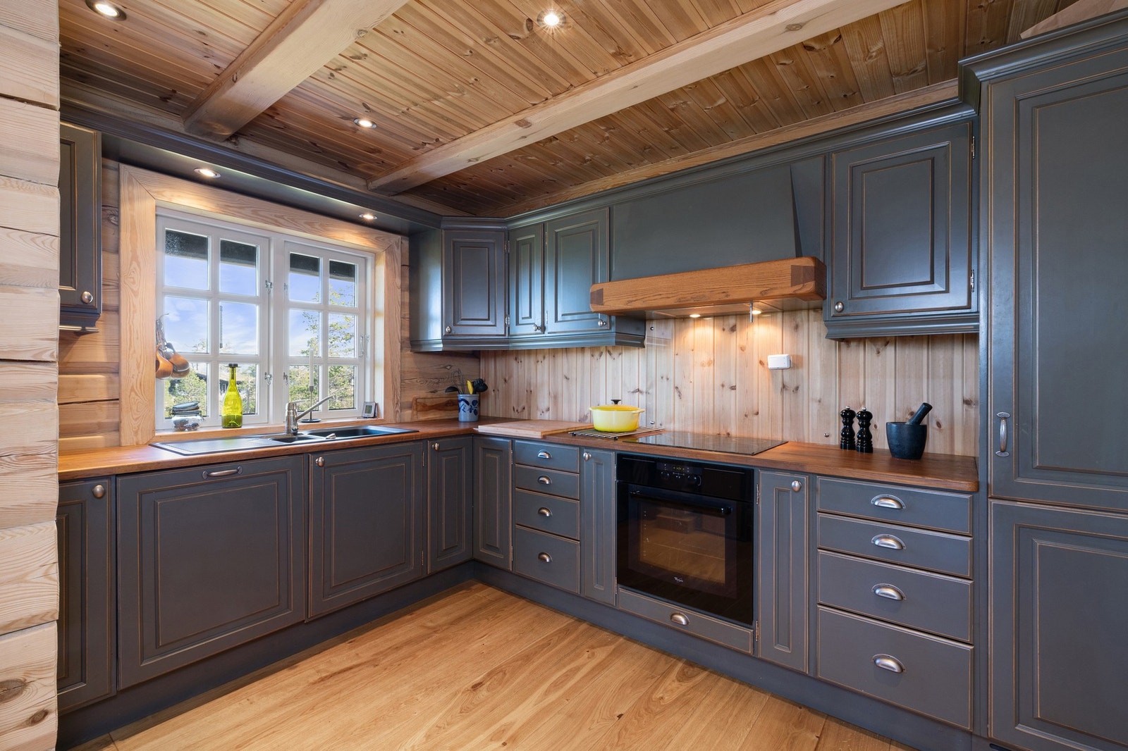 Delikat kjøkkeninnredning i klassisk stil. Galleribilde