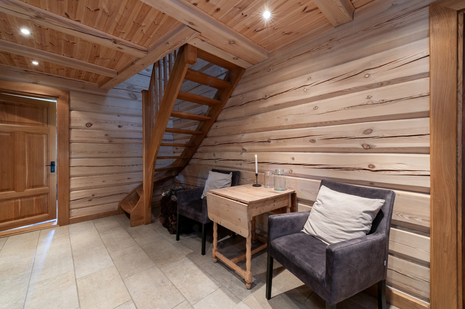 Entré/hall med trapp opp til 2. etasje. Galleribilde