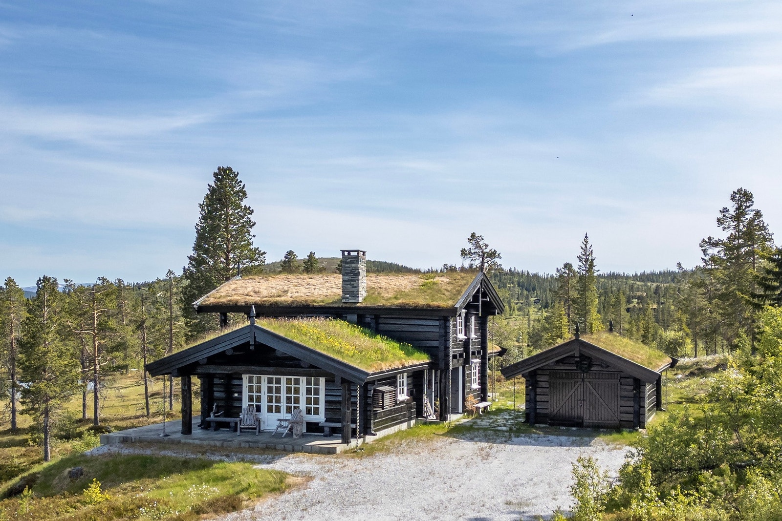 Velkommen til en hytte av god standard, med laftet tømmerkonstruksjon i klassisk utførelse kombinert med moderne kvaliteter! Galleribilde