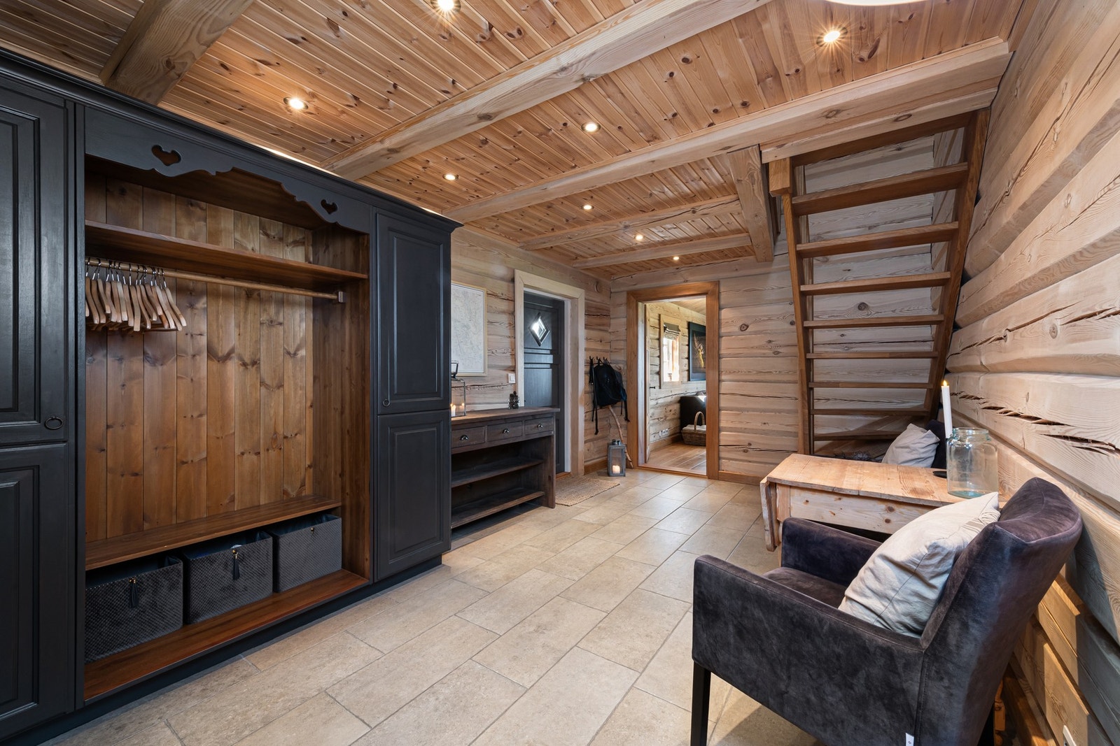 Romslig hall/entré med praktisk og generøs skapplass. Galleribilde