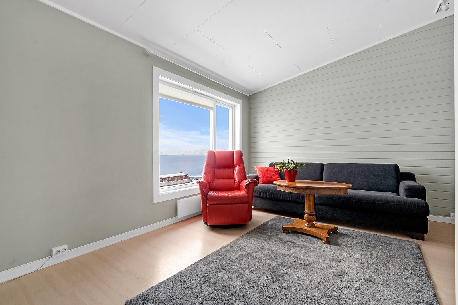 Stuen har god plass til møblering og en fantastisk utsikt Galleribilde