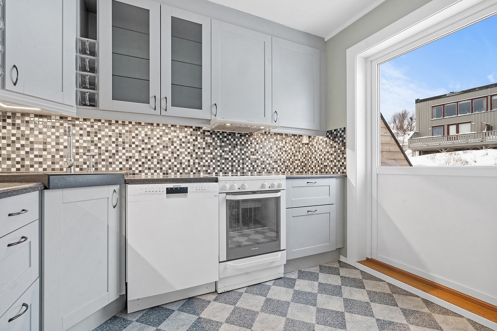 Kjøkken har utgang til balkong med kveldssol Galleribilde