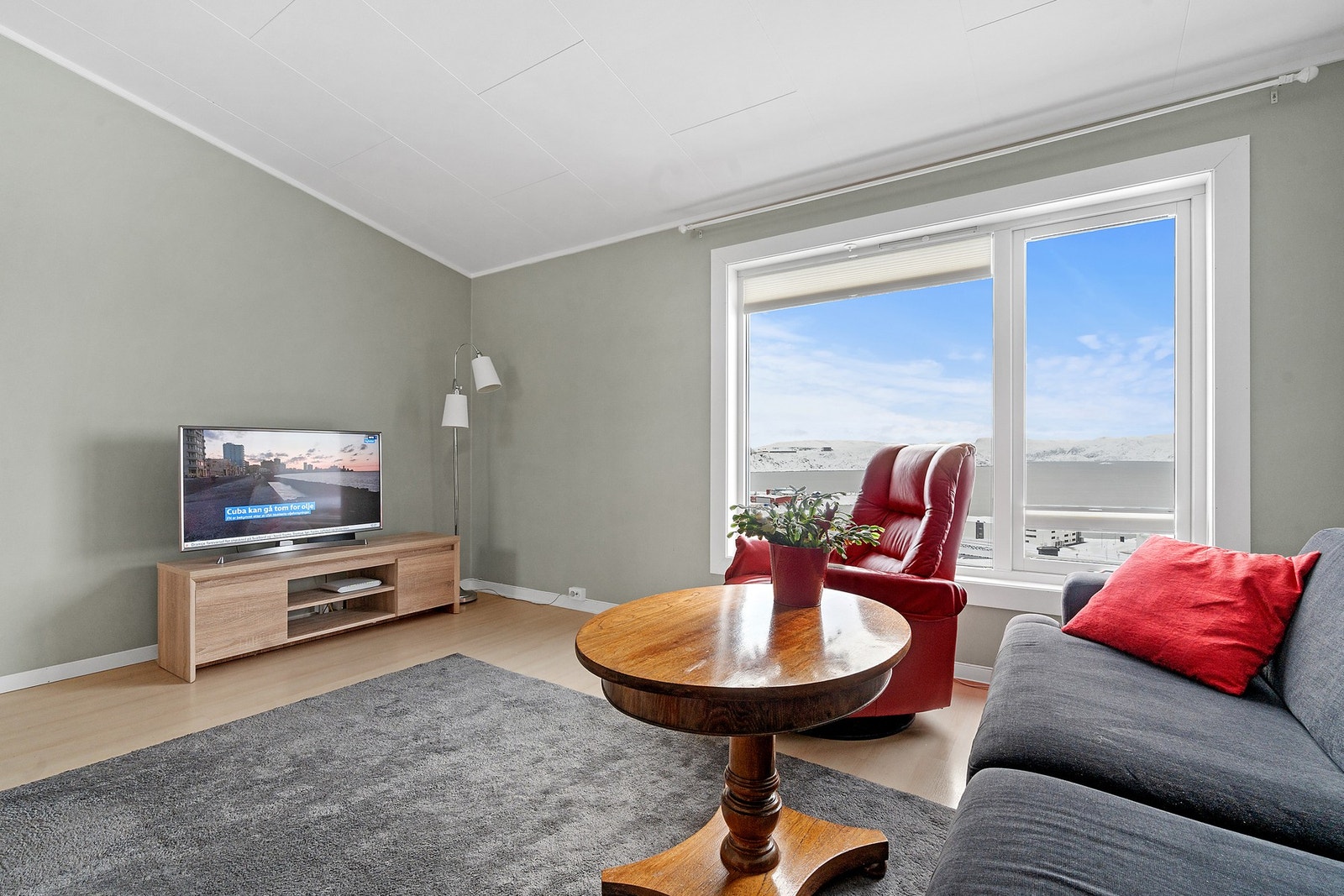 Stuen har god plass til møblering og en fantastisk utsikt Galleribilde