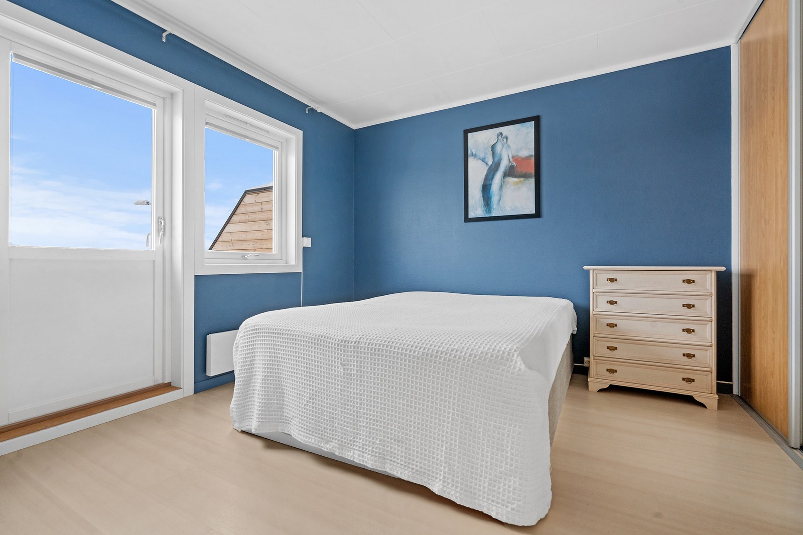 Romslig soverom med garderobe Galleribilde