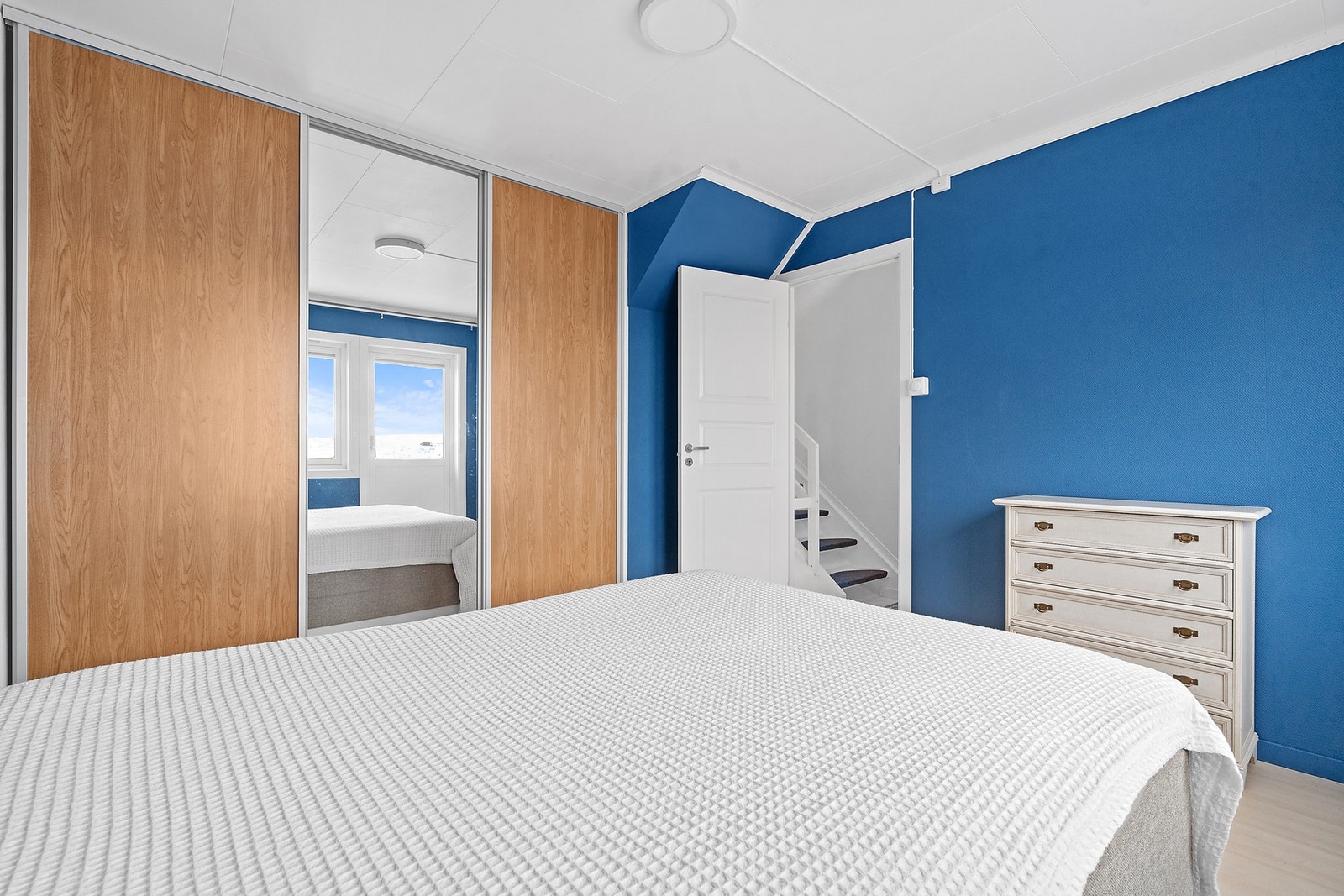 Soverom med garderobe Galleribilde