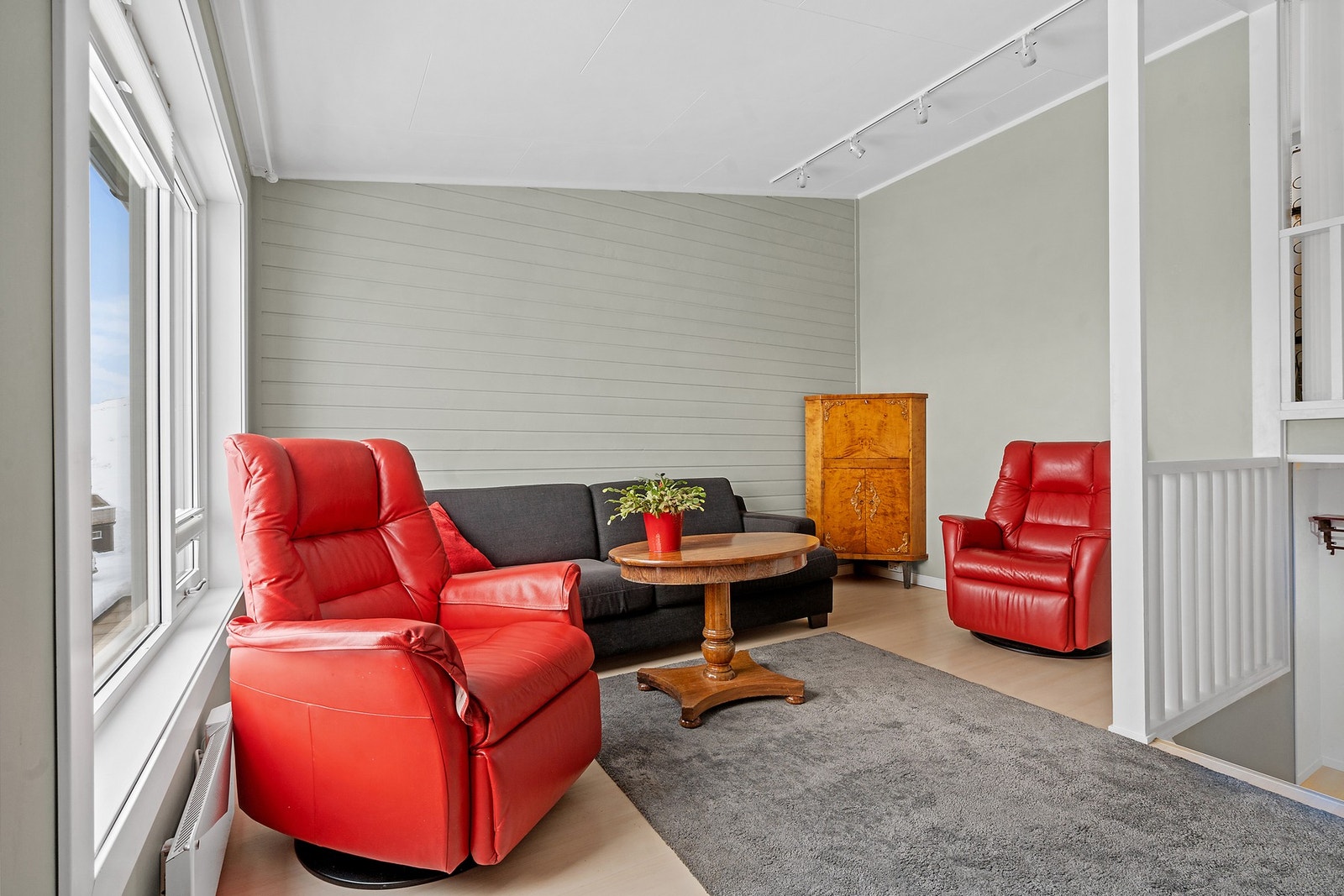 Stuen har god plass til møblering og en fantastisk utsikt Galleribilde