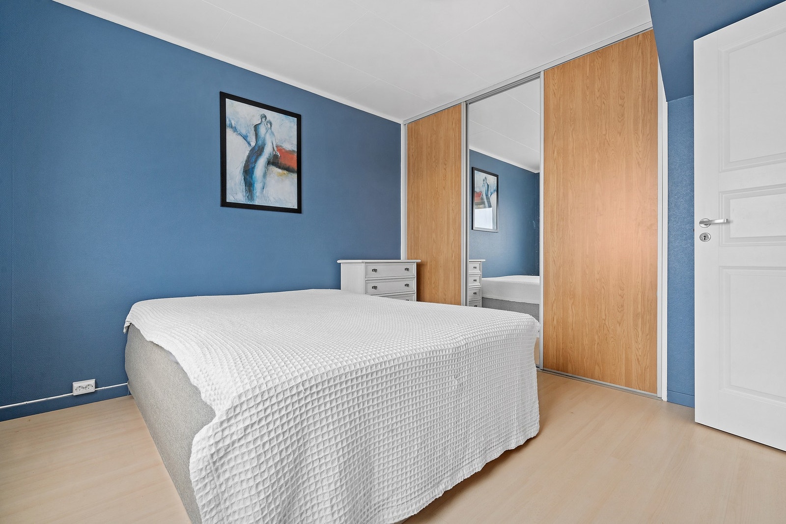 Romslig soverom med garderobe Galleribilde