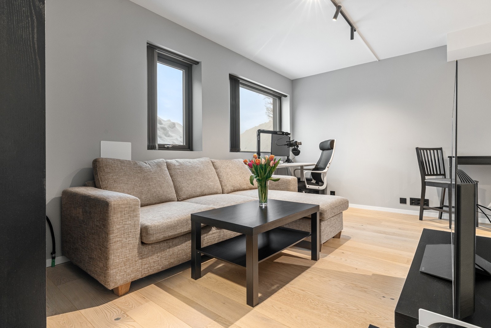 Utleiedelen har egen undermåler for strøm, eget ventilasjonsanlegg og egen varmtvannsbereder.