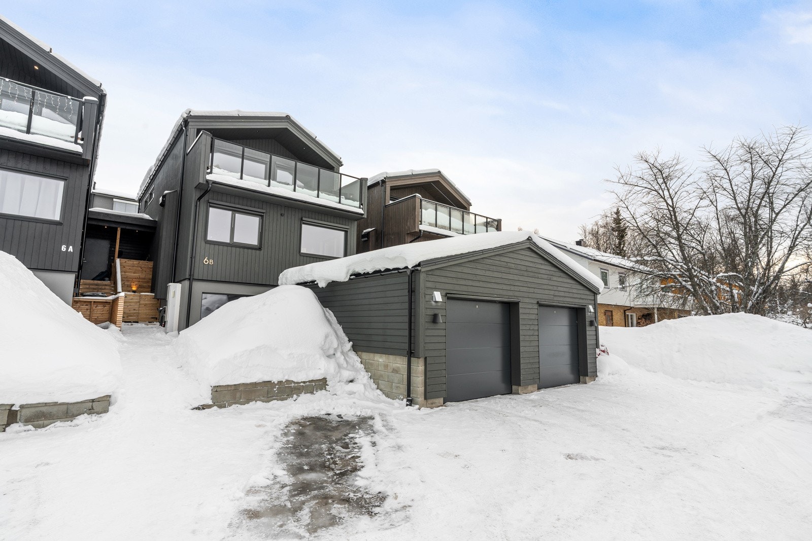 Innholdsrik og moderne familiebolig i rekke med fantastisk utsikt.