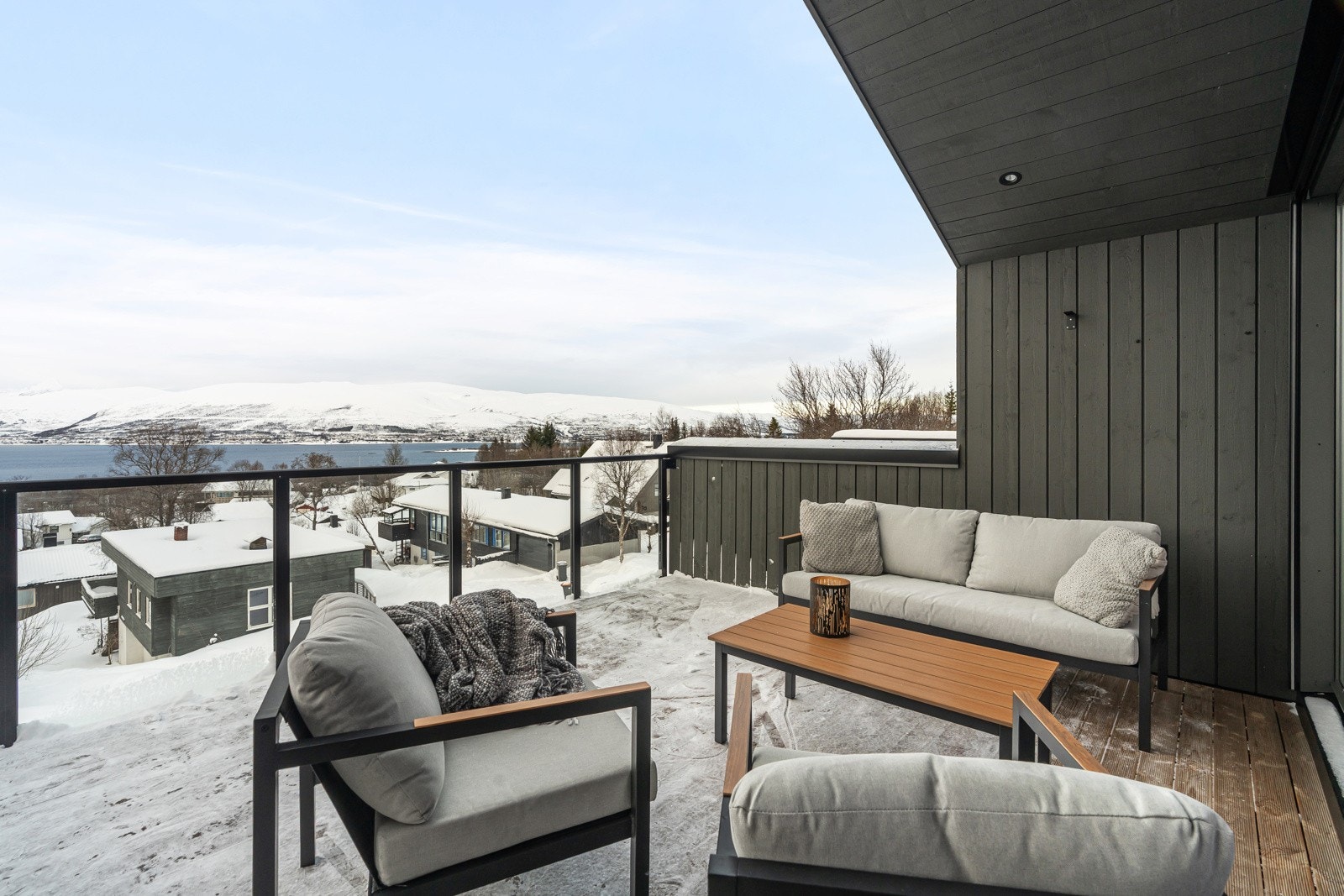 Vestvendt veranda som gir optimale solforhold fra ettermiddag til kveld, samtidig som du kan nyte den spektakulære utsikten.