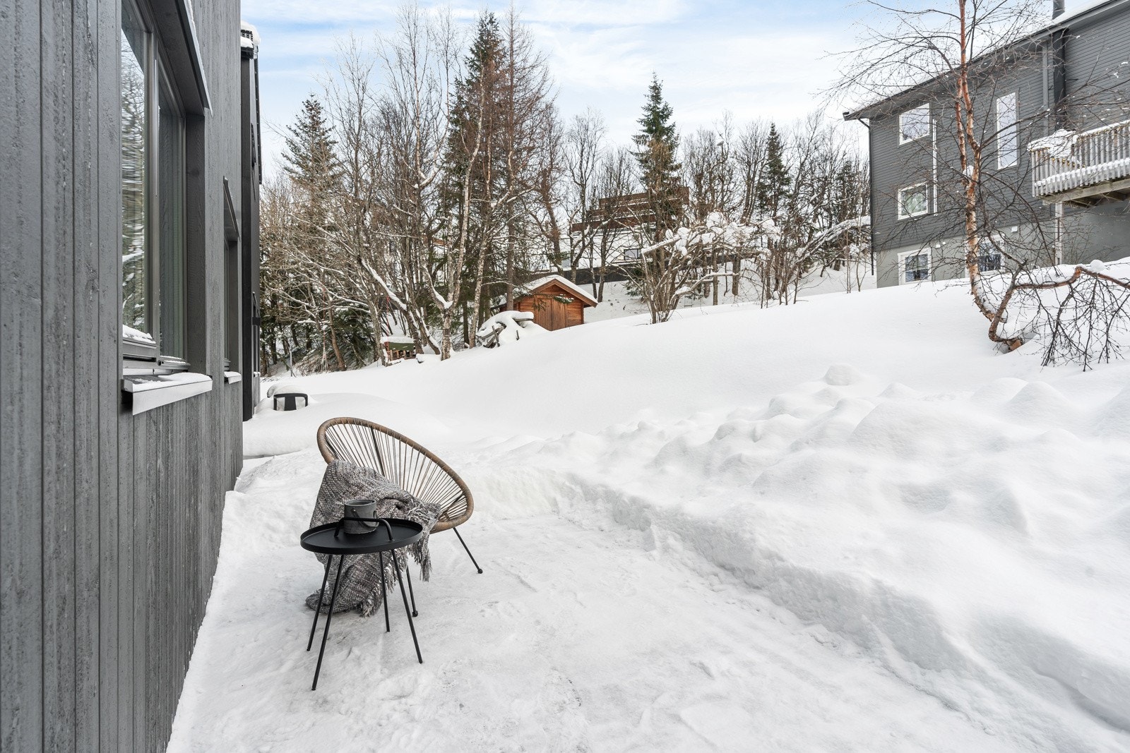 Markterrasse med morgensol.