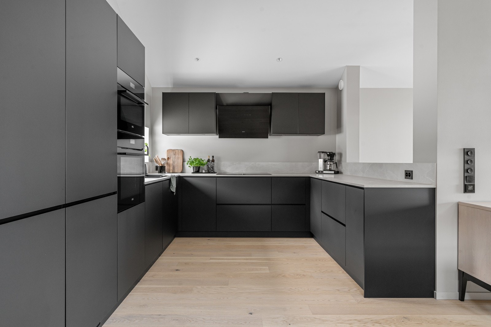 Kjøkkenet er stort og innholdsrikt, med god skap- og benkeplass samt spiseplass til mange gjester, perfekt for både hverdagsliv og sosiale sammenkomster.