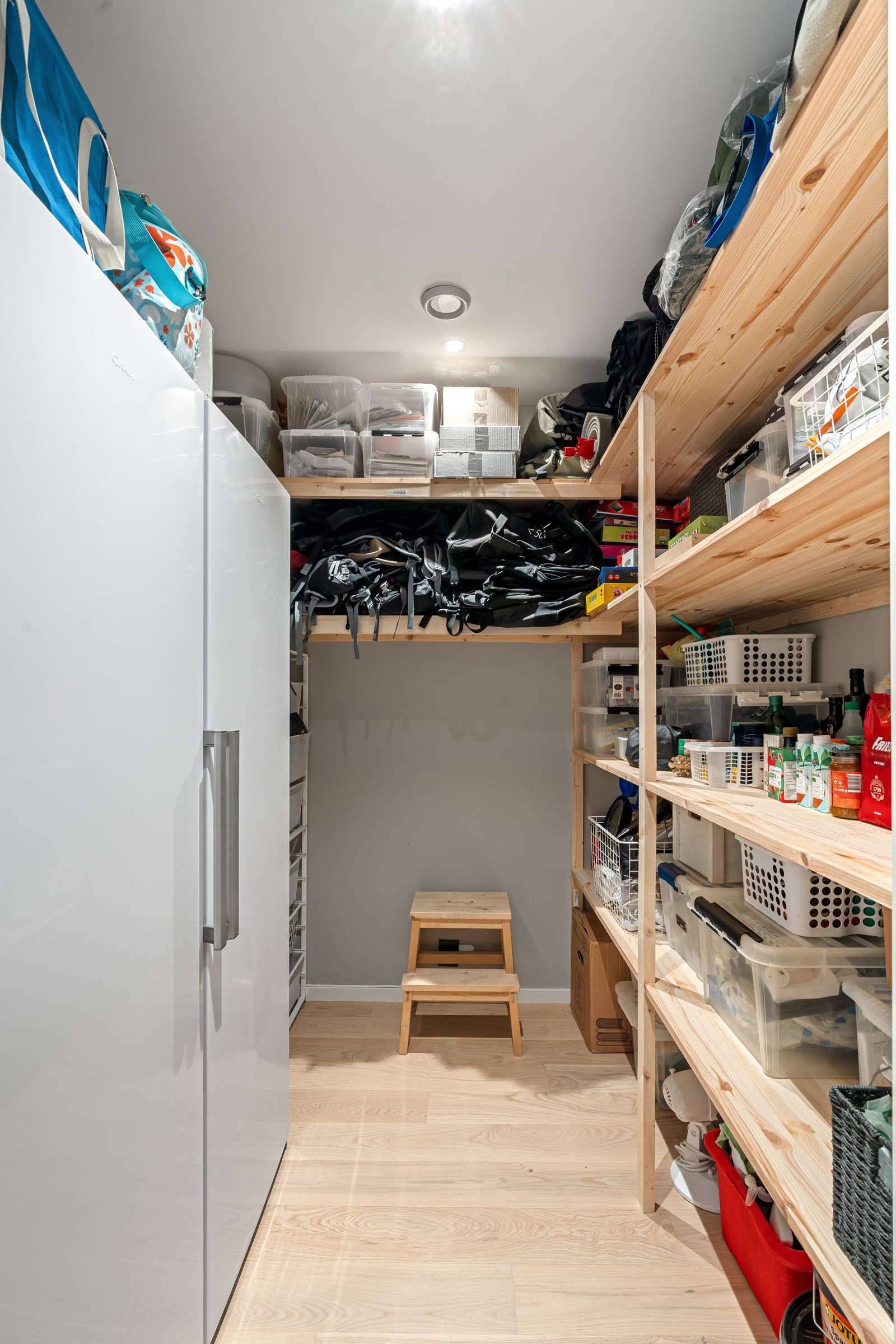 God med lagringsplass i boder. Praktiske hylleløsninger.