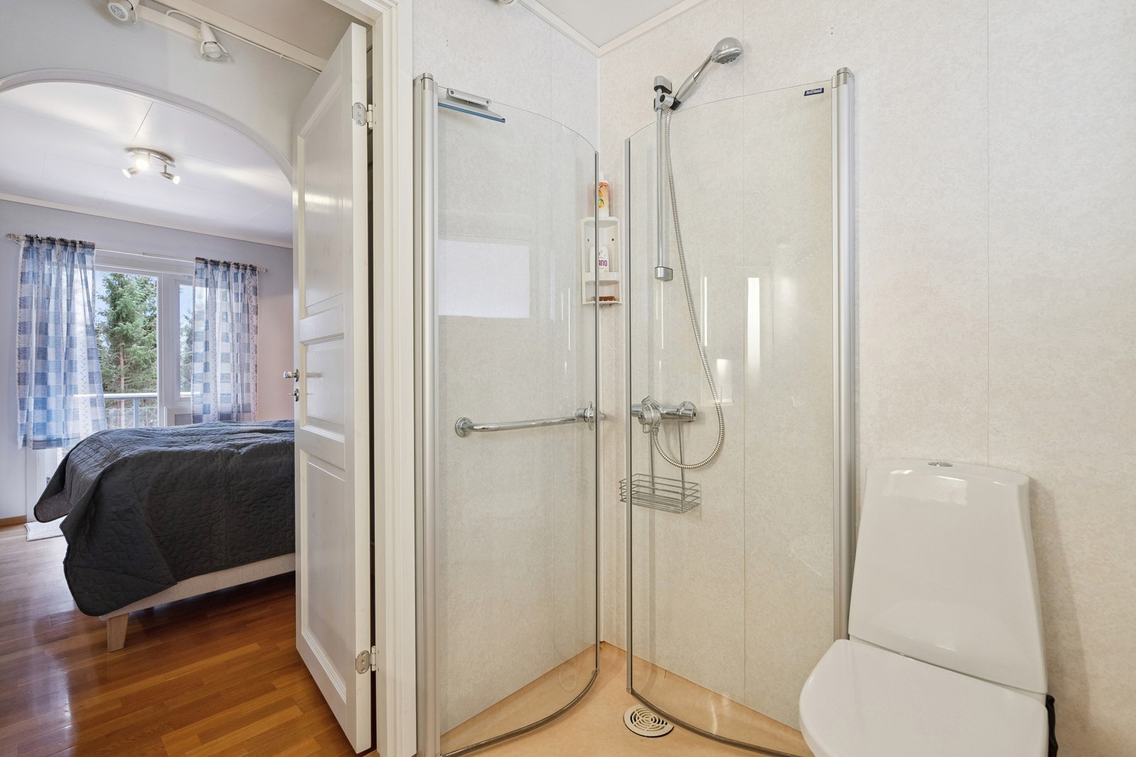 Bad med belegg på gulv og varmekabler. Vegger med våtromsplater og innredning oppgradert i 2018 med nytt toalett og dusjvegger. Galleribilde