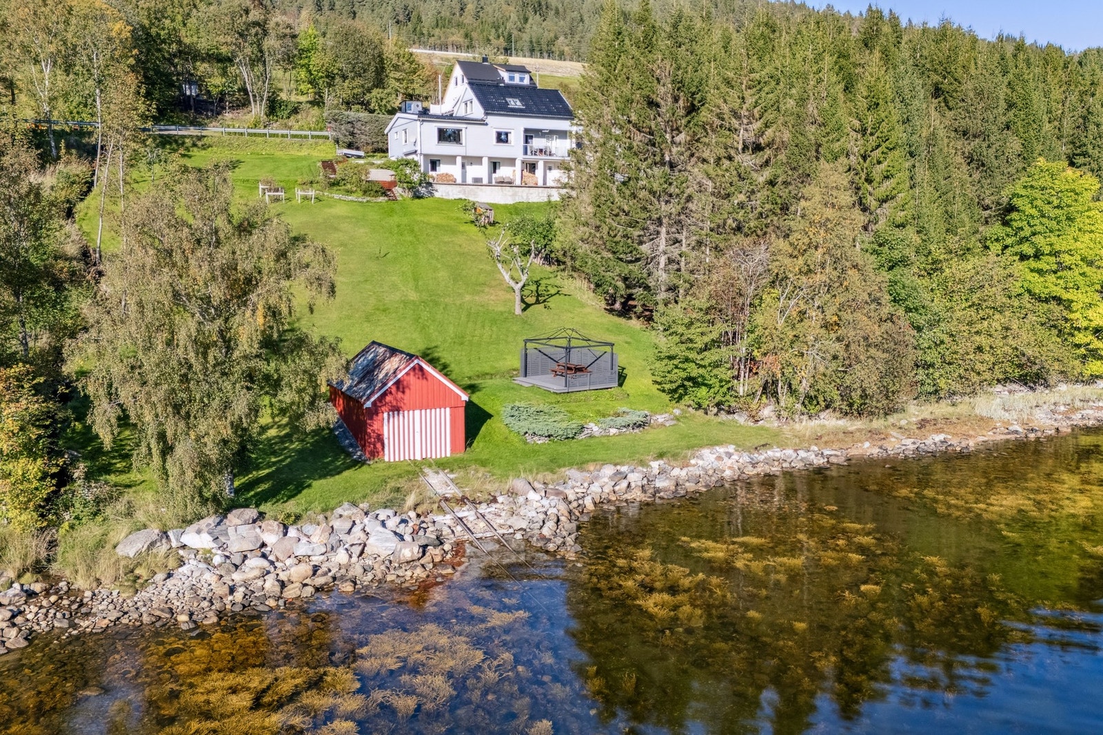 Fra eiendommen er det vid utsikt mot fjord og omkringliggende landskap. Beliggenheten kombinerer rolige omgivelser med enkel adkomst og kort vei til Molde sentrum. Galleribilde