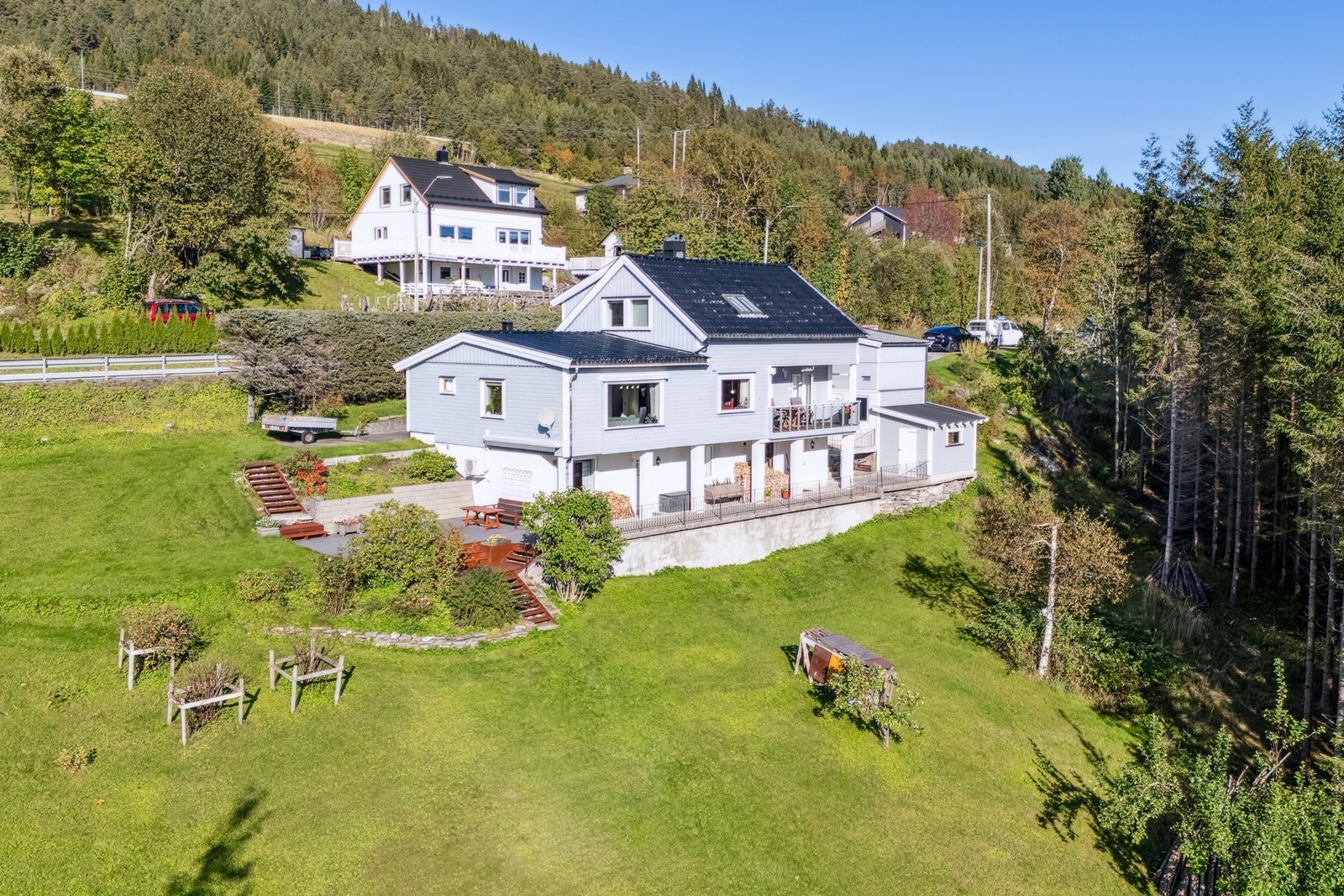 Boligen ligger lett tilgjengelig fra Fannefjordsvegen, med parkering på egen grunn. Galleribilde