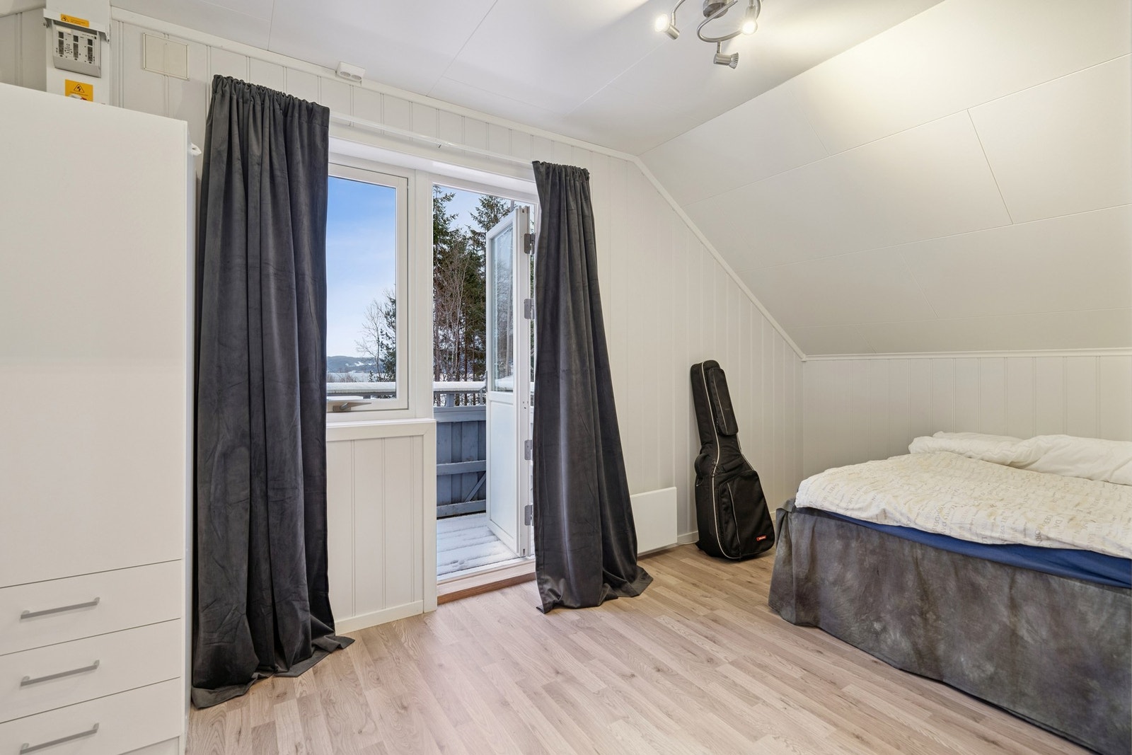 Loftsleiligheten utgjør en egen boenhet med kjøkken og bad, og gir fleksible bruksmuligheter i boligen. Galleribilde