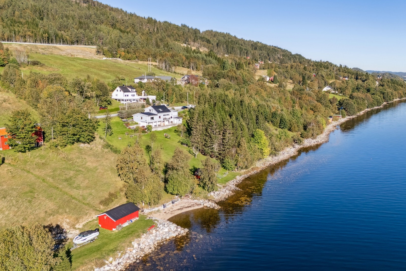 Eiendommen ligger flott til i Fannefjorden med umiddelbar nærhet til sjøen. Tomten er opparbeidet med plen og gode uteplasser som gir en åpen og luftig ramme rundt bebyggelsen. Galleribilde