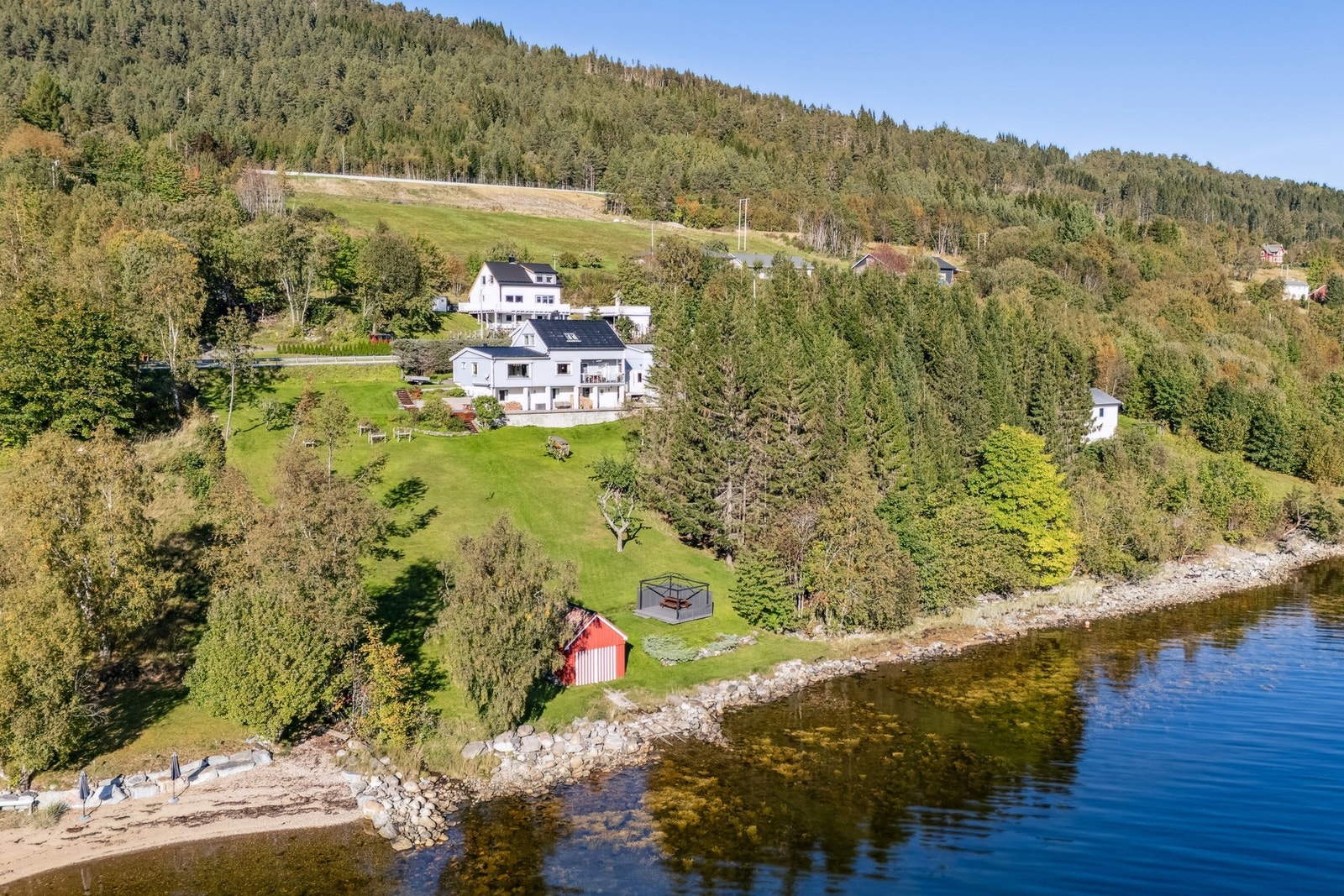 Sjøeiendom med 97 m² terrasse- og balkongareal, naust og loftsleilighet. Bolig over tre plan med fleksibel planløsning, garasje med tilbygg og romslig, opparbeidet tomt. Galleribilde