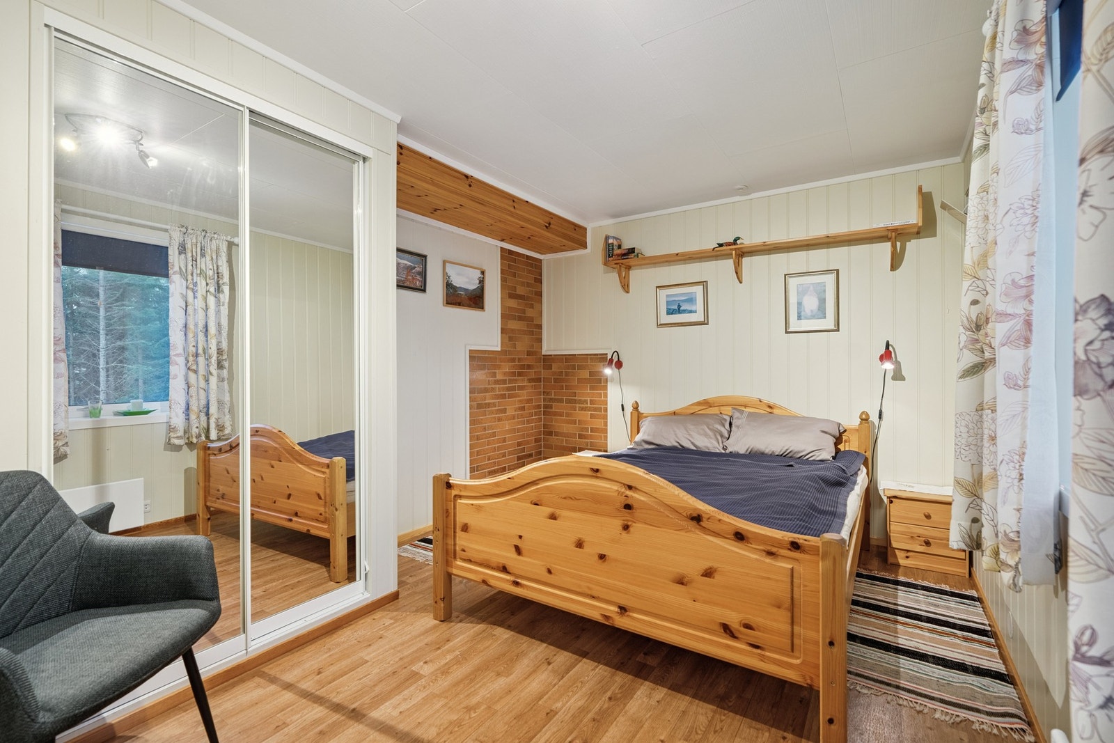 Soverom 2 i underetasje med sørvendte vinduer. Galleribilde