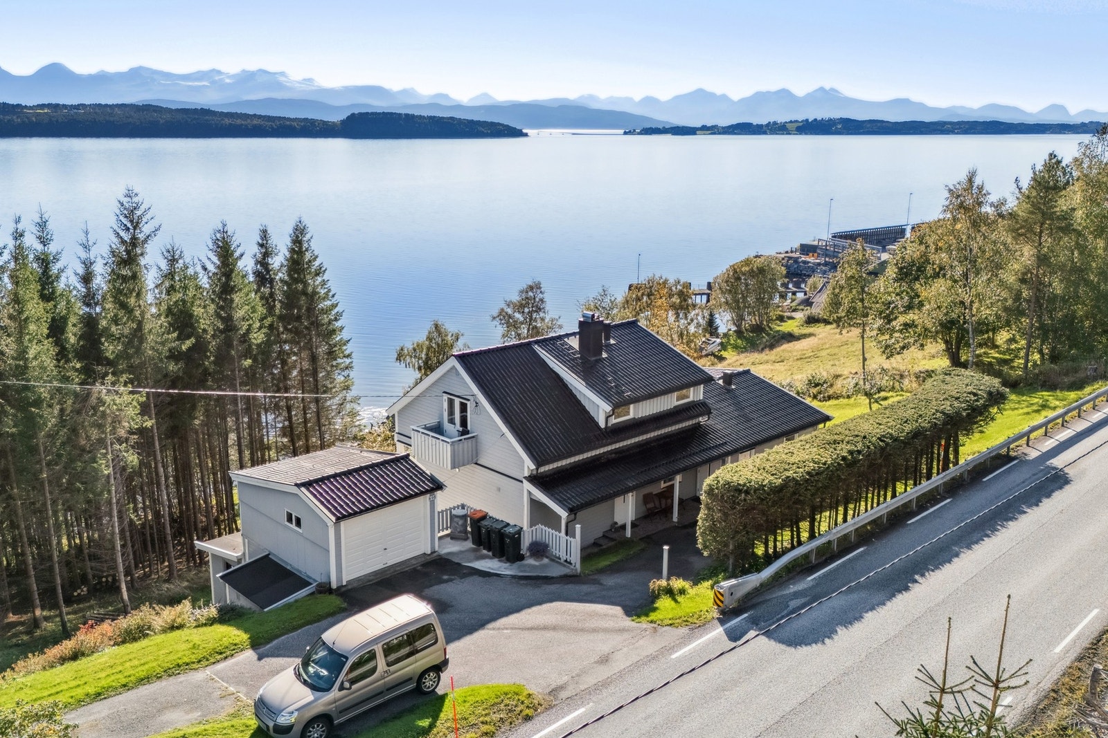 Det foreligger en avtale med eier av naboeiendom som tillater ny kjøper å fjerne trærne på siden for å forbedre utsikt og solforhold. Galleribilde