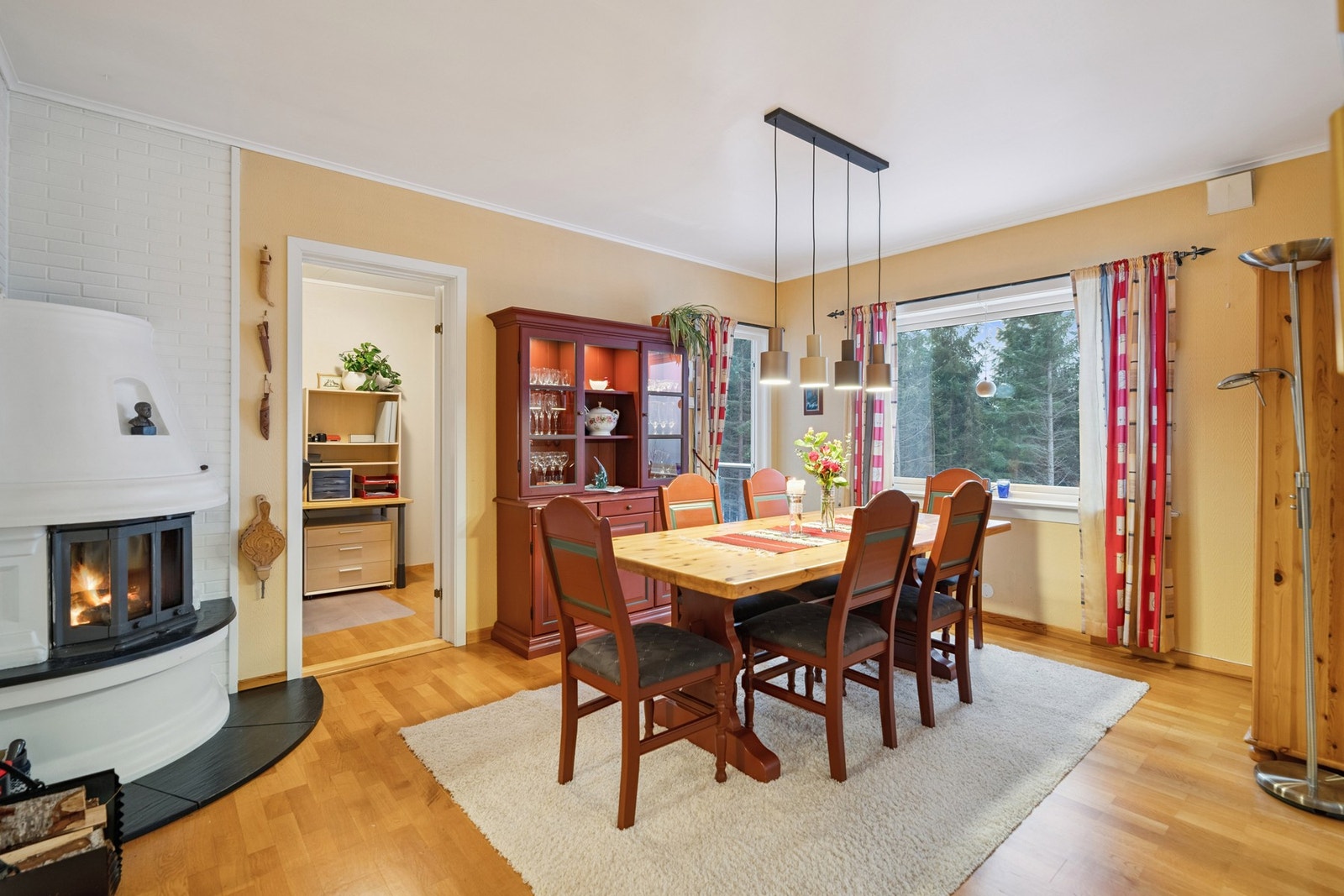 Spisestue med parkett på gulv og malte vegger. Plassert mellom kjøkken og stue og fungerer som en naturlig del av oppholdsarealet. Galleribilde