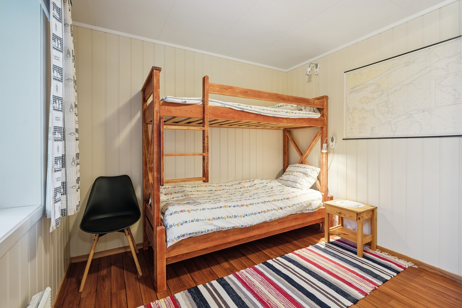 Soverom 1 underetasjen med sørvendt vindu. Galleribilde