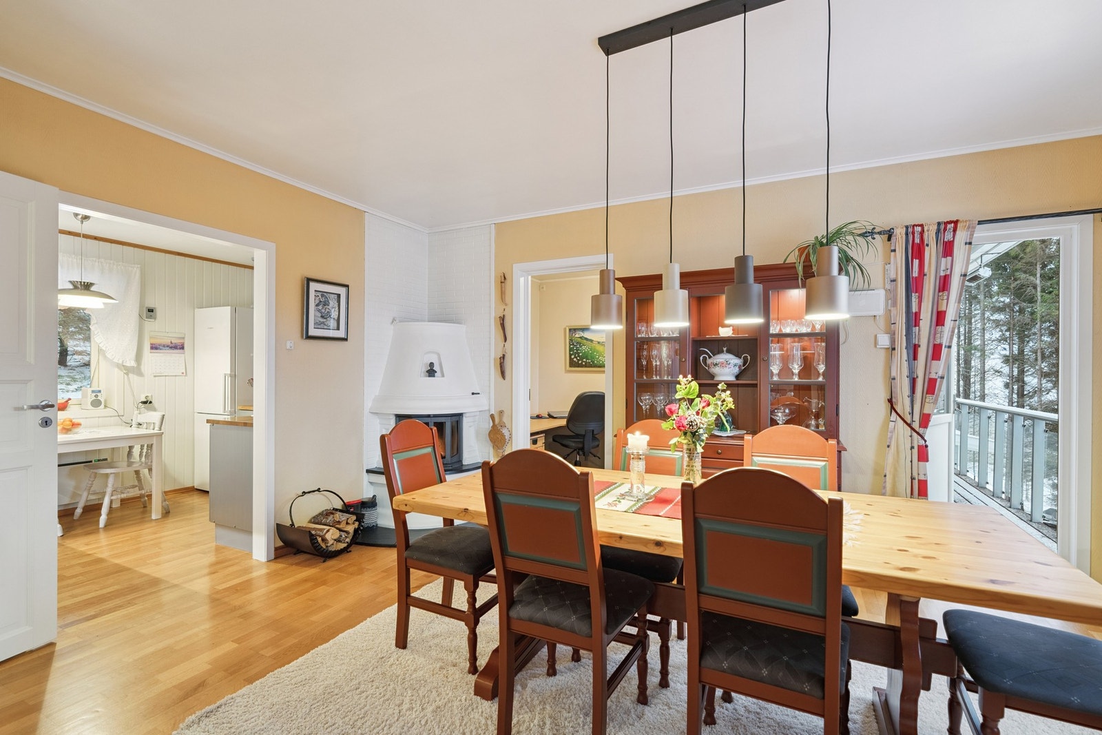 Løsningen gir god sammenheng mellom rommene, samtidig som sonene er tydelig definert for både hverdag og samlinger. Galleribilde