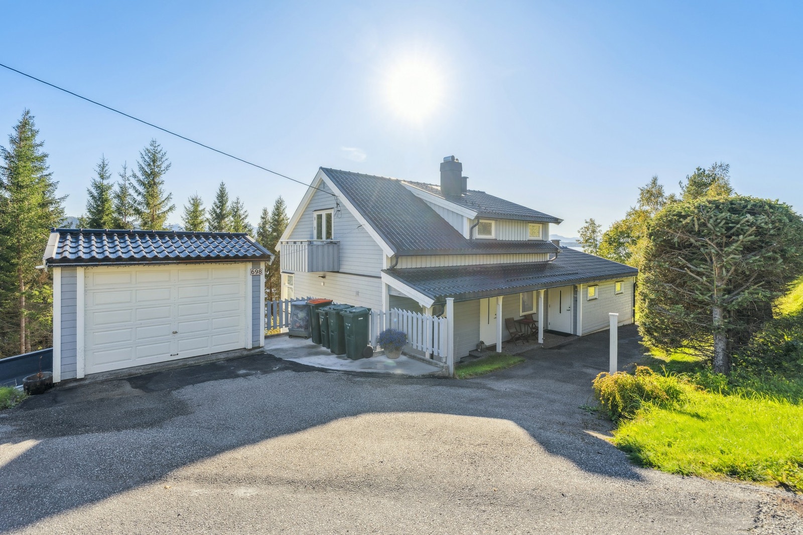 Garasje med nyere underbygg og tilbygg gir gode oppbevarings- og parkeringsmuligheter. Bygget har behov for noe vedlikehold. Galleribilde