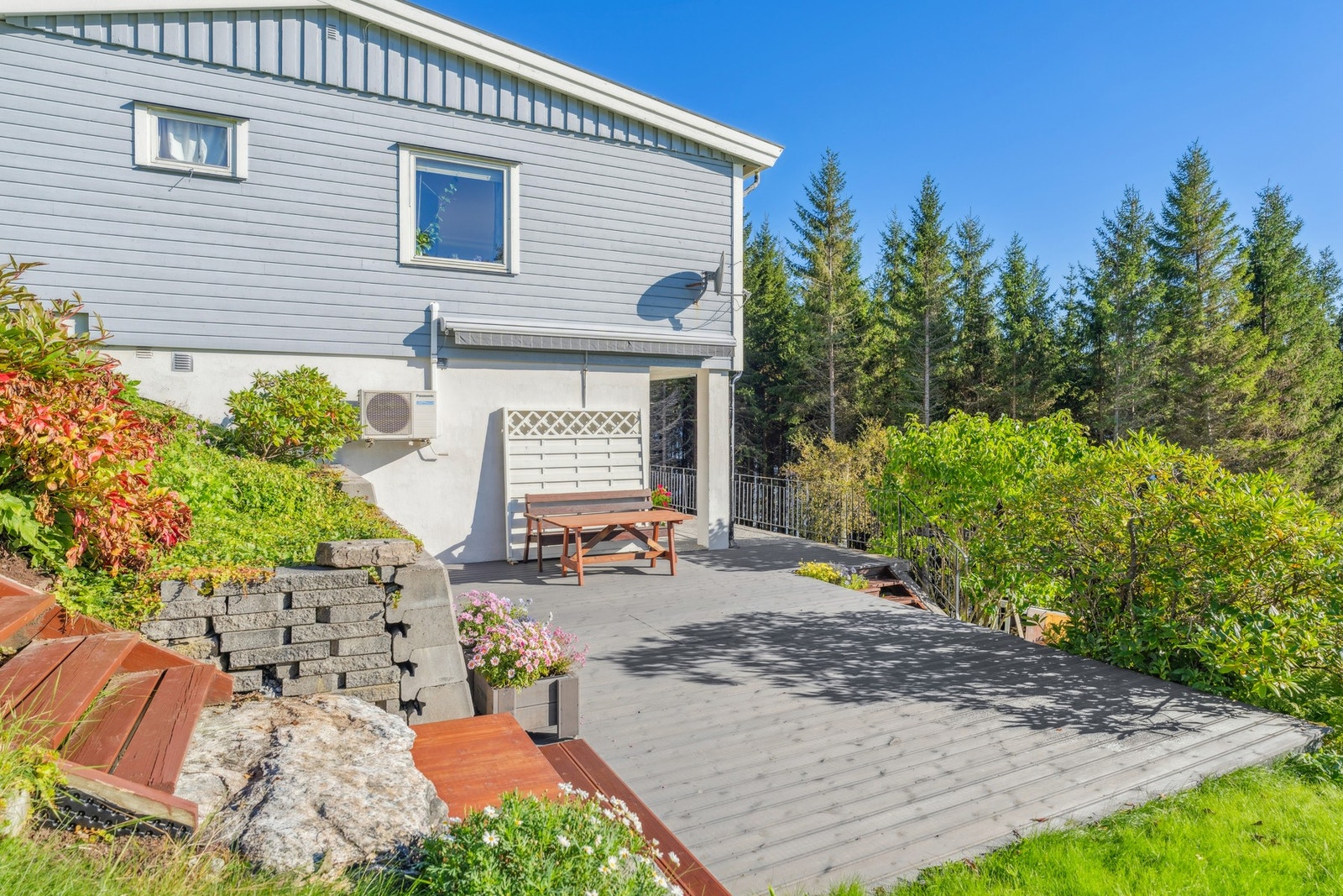 Boligen er oppgradert utvendig med liggende kledning og utskiftede vinduer, noe som gir et helhetlig og vedlikeholdsvennlig uttrykk. Galleribilde