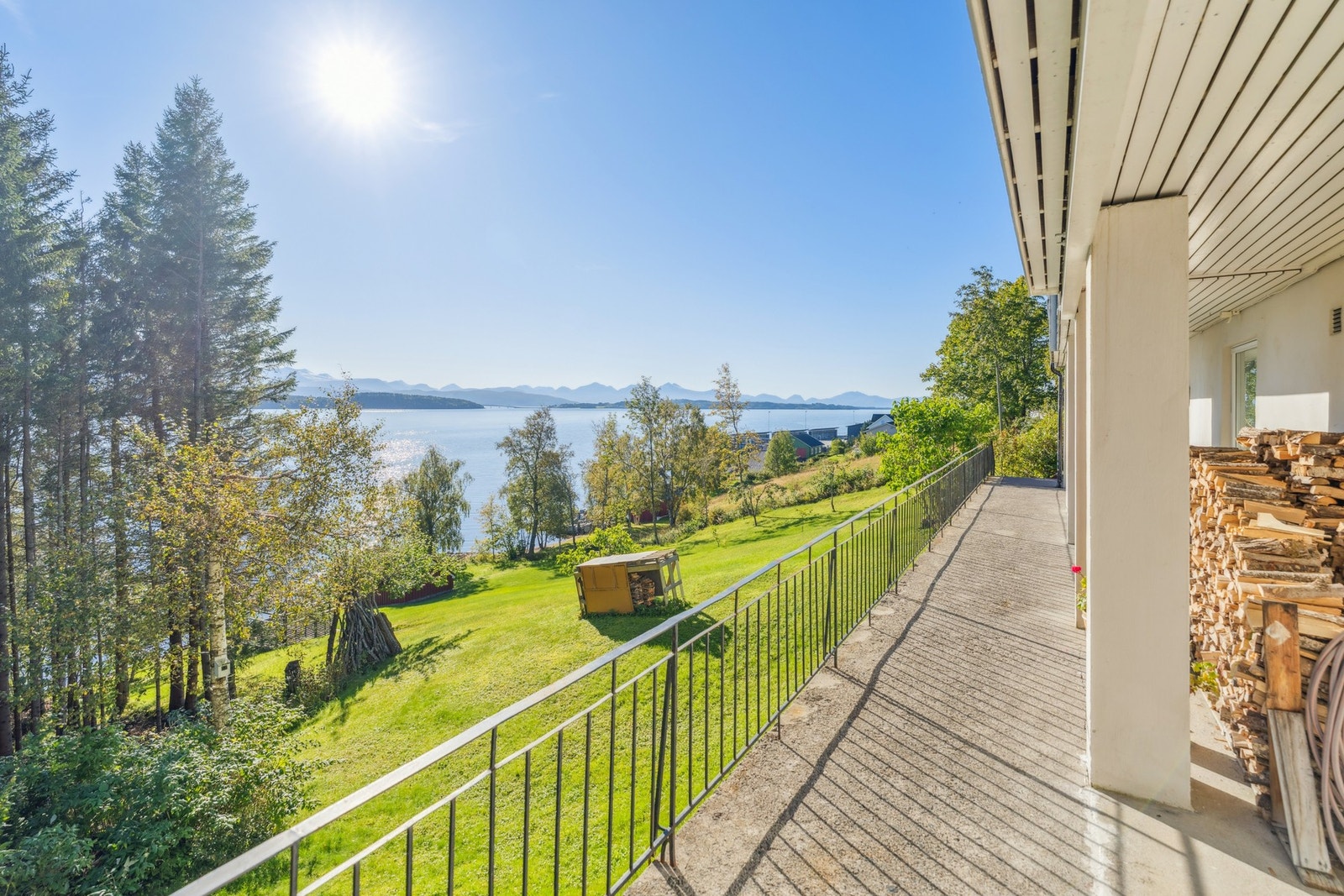 Fra gangen i underetasjen er det utgang til overbygd uteområde med tilang til hage. Galleribilde