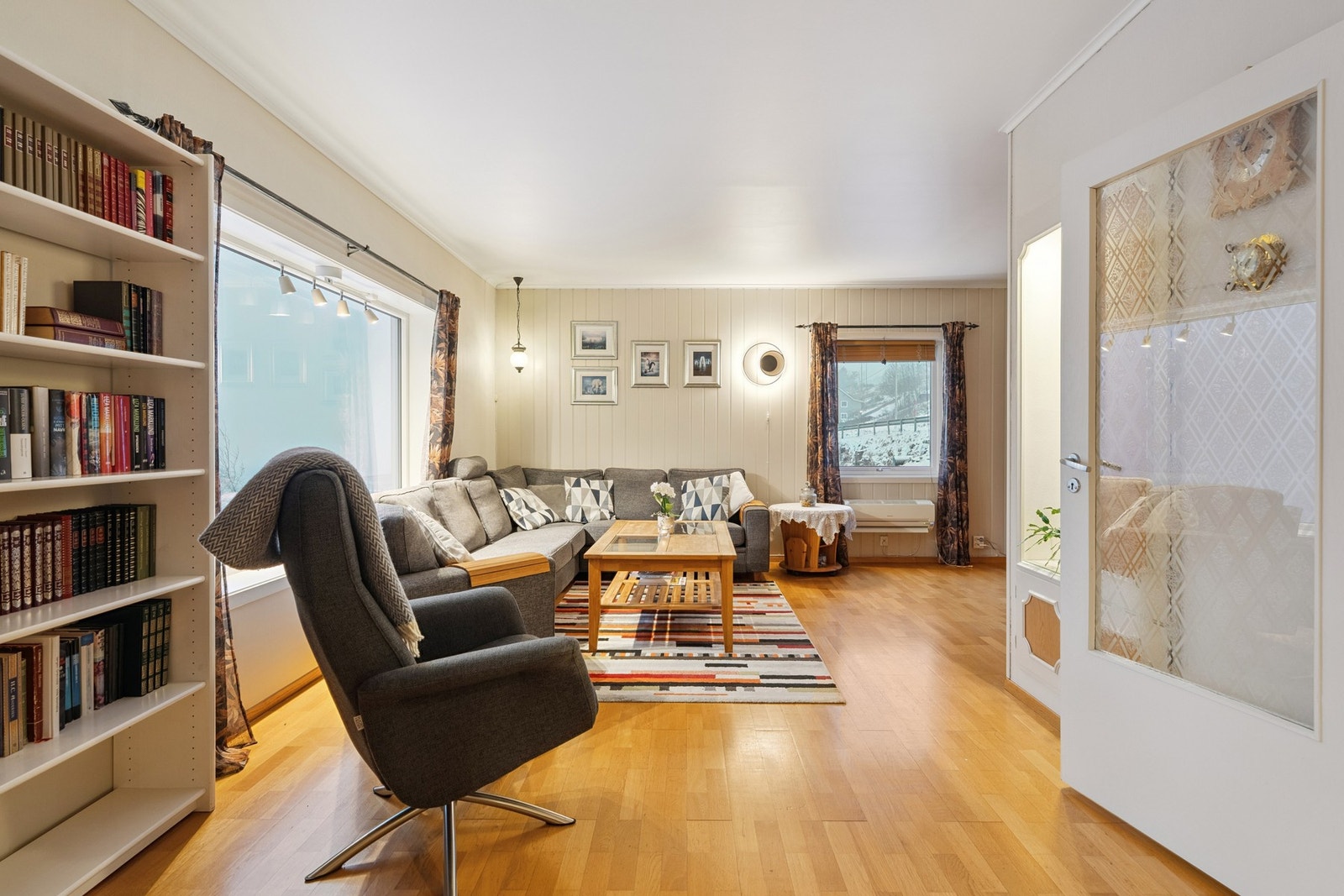 Oppholdsrommet har god plass til sofagruppe og øvrig møblement, og fremstår som boligens sentrale samlingspunkt. Galleribilde