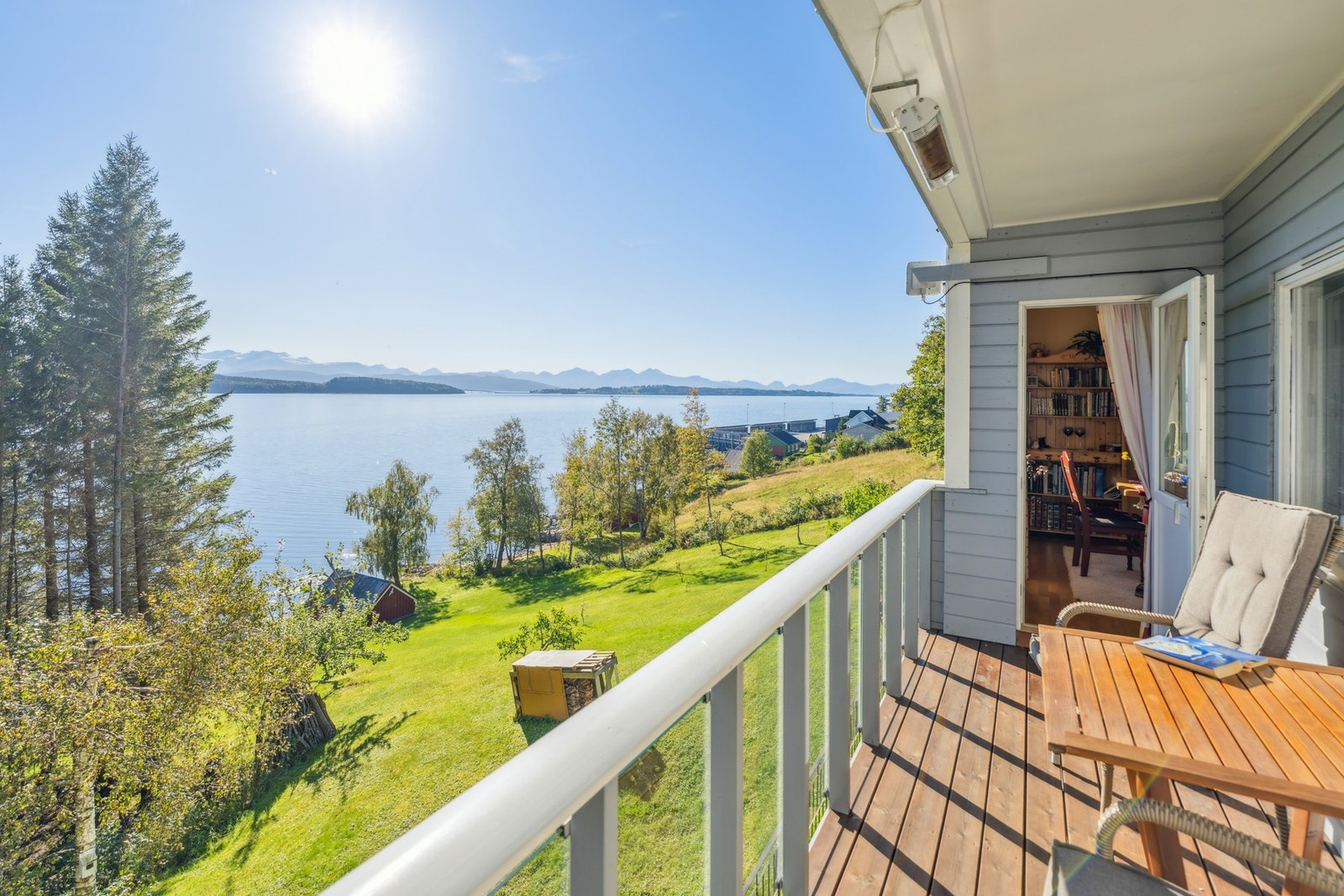 Balkongen mot sør har flott utsikt og har dør til hovedsoverom og spisestue. Galleribilde