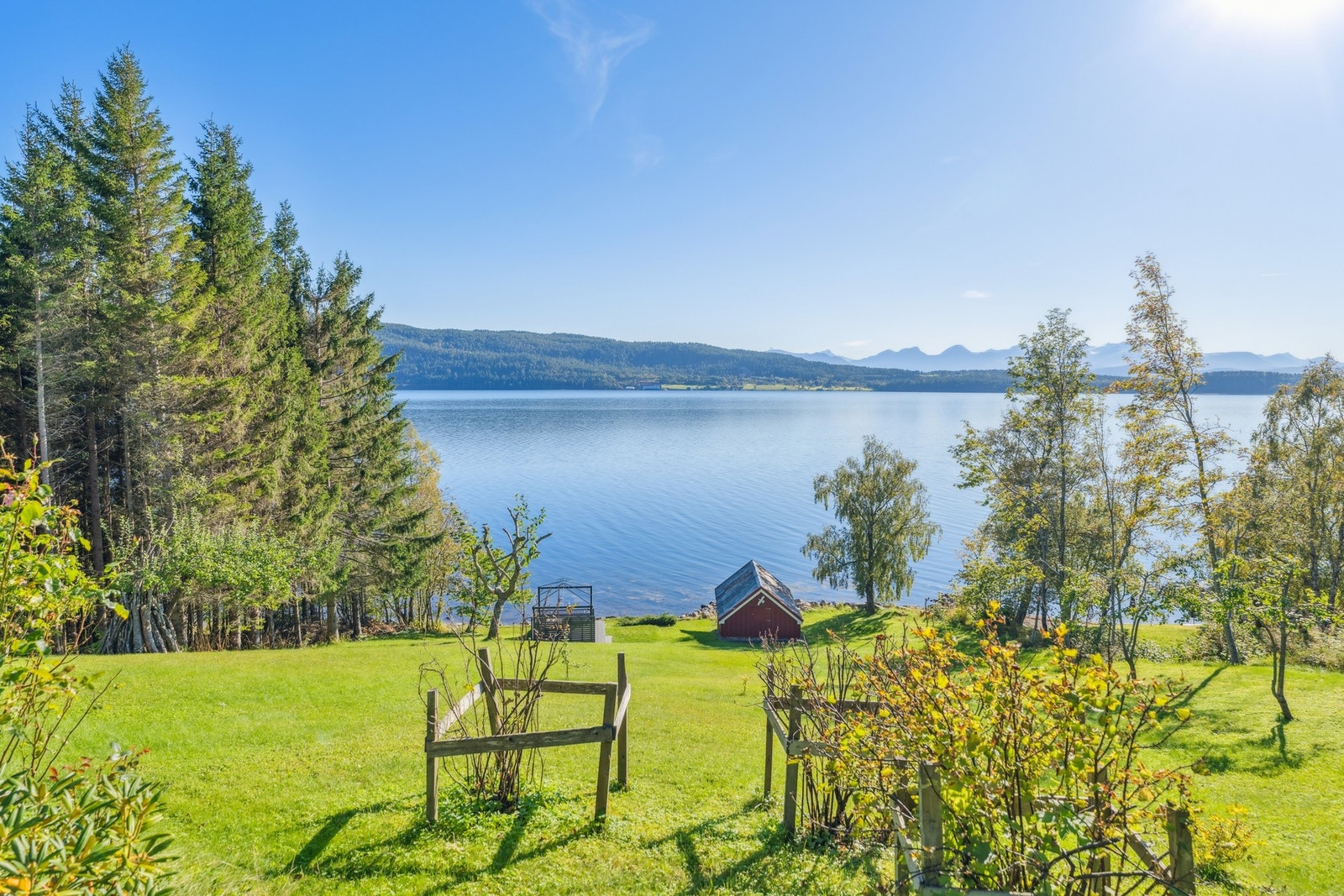 Uteområdet er opparbeidet med plen og sitteplasser som gir gode muligheter for både lek og avslapning. Tomten oppleves romslig og oversiktlig. Galleribilde