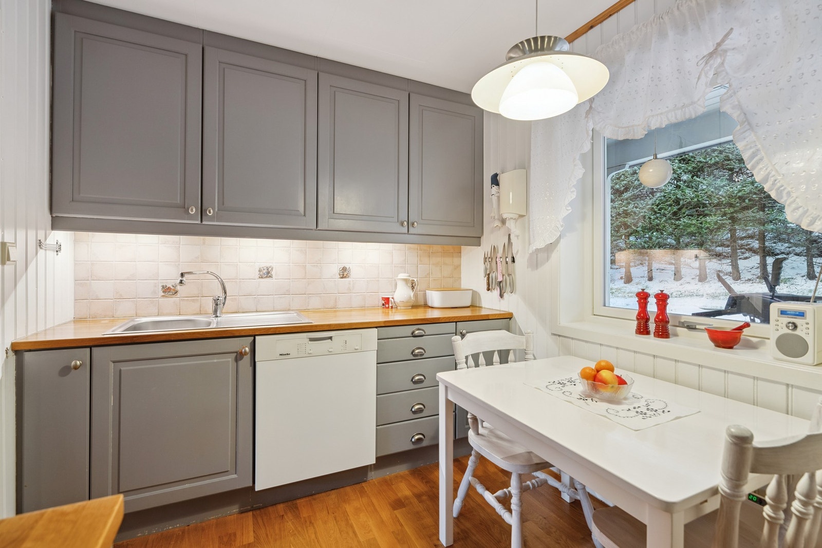 Funksjonell løsning med god arbeidsflyt og direkte tilknytning til spiseplass. Galleribilde