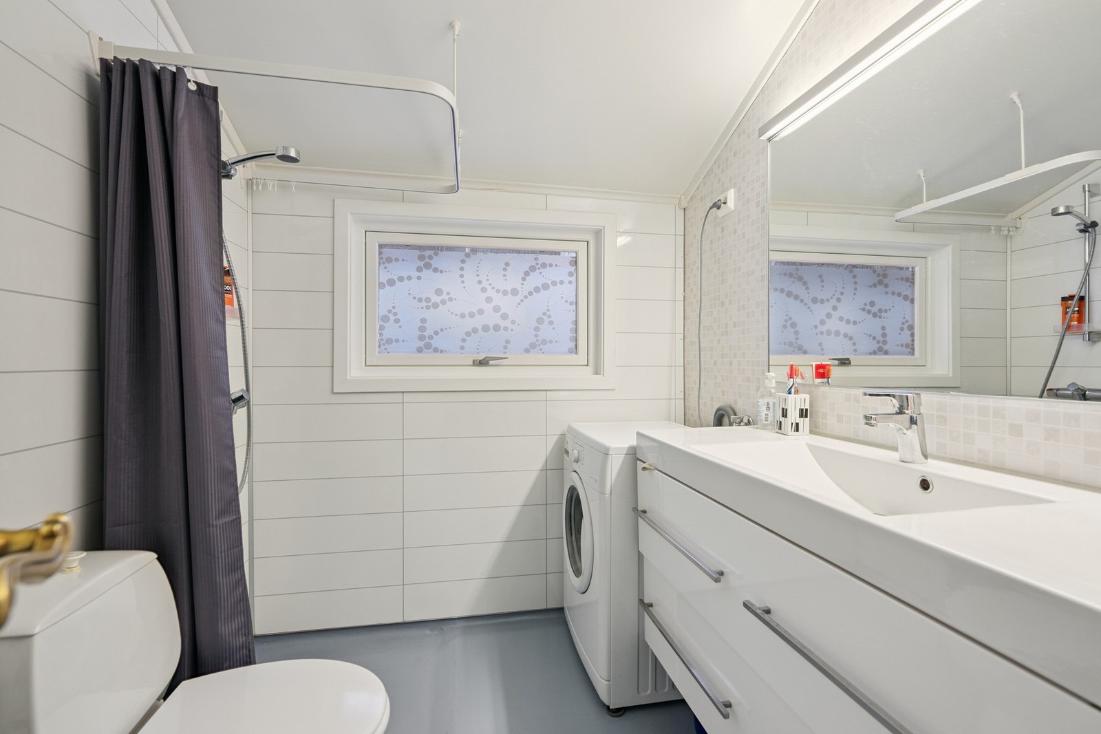 Badet i utleiedelen ble oppgradert i 2014 med nye overflater, innredning og fuktstyrt avtrekksvifte. Galleribilde