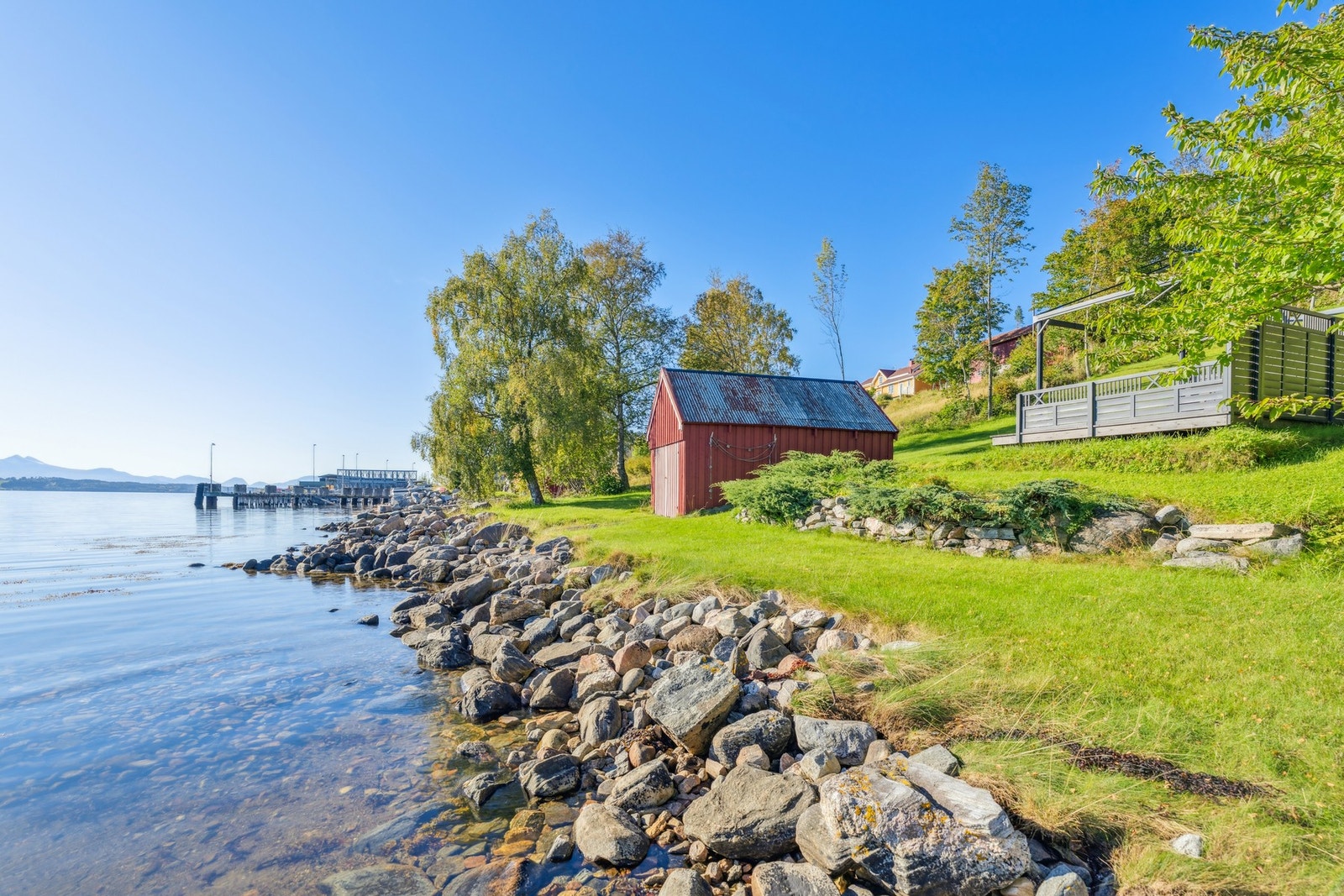 Naust gir ekstra bruksverdi til eiendommen. Det er tidligere skiftet bordkledning på naustet. Galleribilde