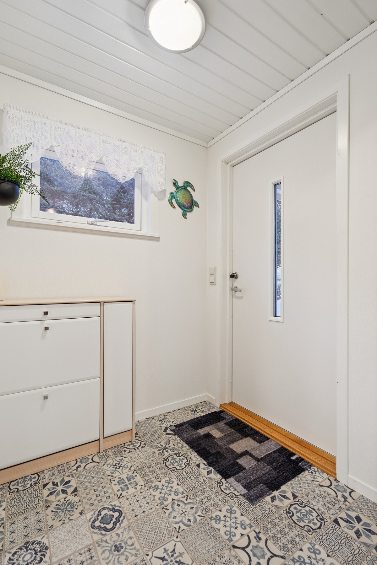 Entré med praktisk adkomst til boligens hovedrom. Planløsningen gir en funksjonell og oversiktlig overgang mellom rommene. Galleribilde