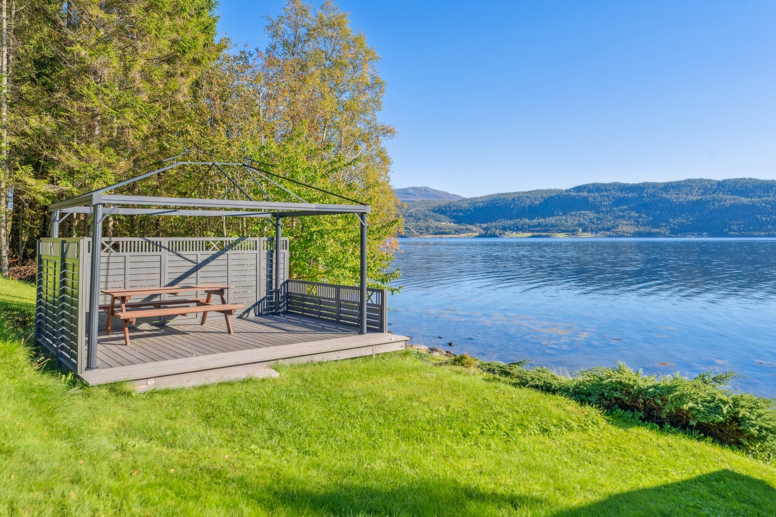 Fra terrassen er det flott utsyn mot fjorden. Her ligger forholdene til rette for rolige morgener og sosiale kvelder i lune omgivelser. Galleribilde