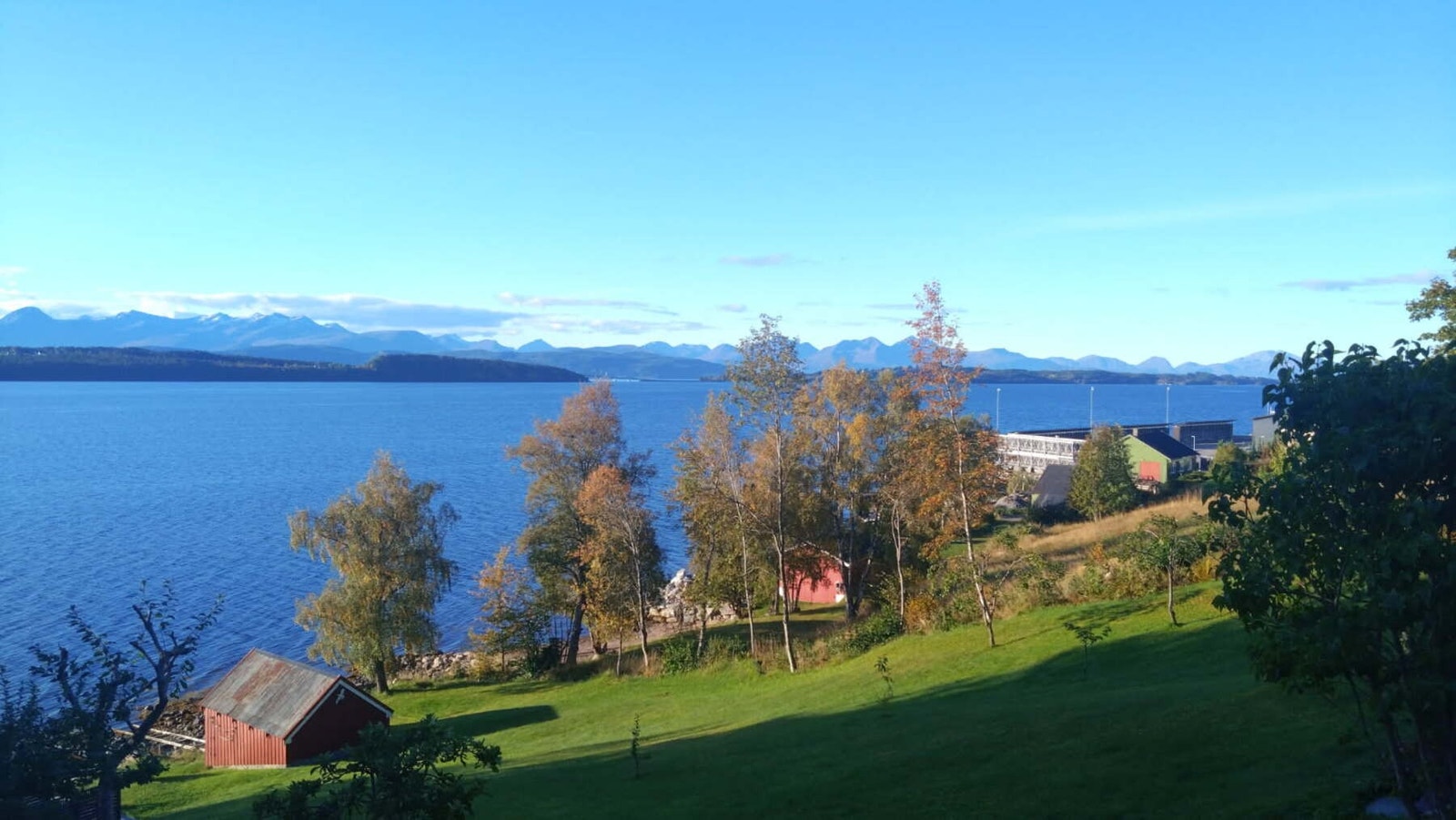 I boligen er det store sørvendte vindusflater som gir oppholdsrommene fantastisk utsikt fra de fleste vinkler. Galleribilde