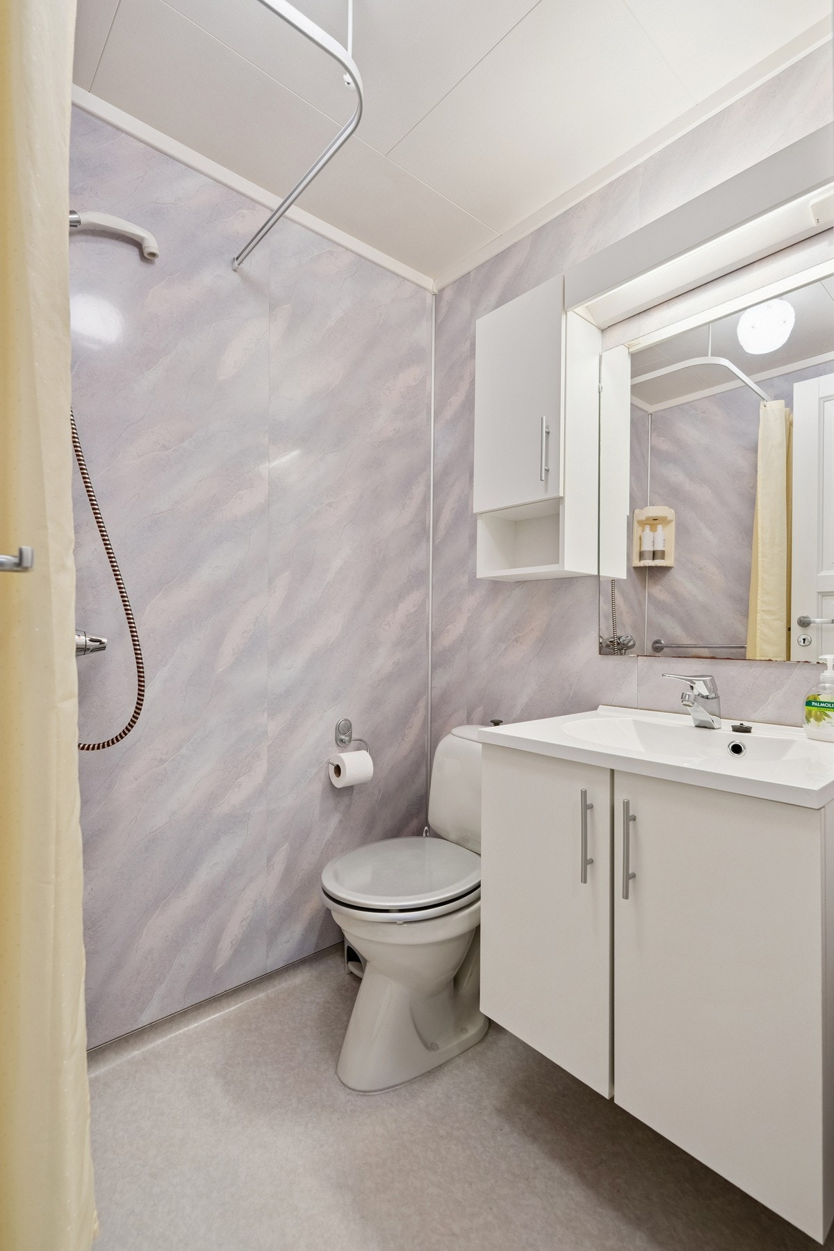 Bad med belegg på gulv og varmekabler. Vegger med våtromsplater og innredning med servant, toalett og dusjhjørne. Rommet ble oppgradert rundt 2004 med nye overflater og sanitærutstyr. Galleribilde