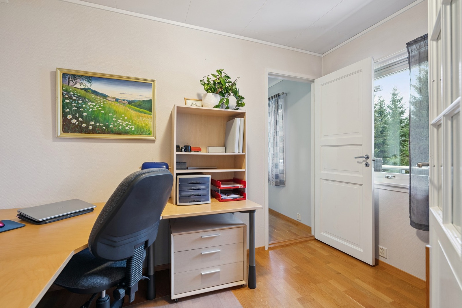 Eget rom benyttet som kontor. Kan alternativt brukes som soverom eller annet bruksrom etter behov. Galleribilde