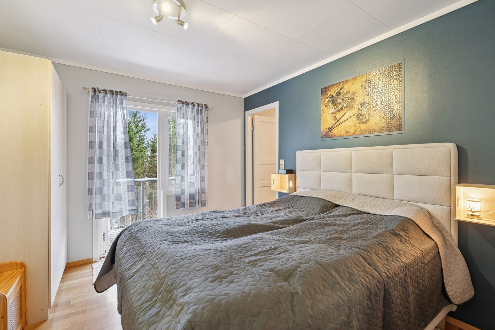 Stort og romslig hovedsoverom med utgang til sørvendt balkong, samt eget bad. Galleribilde