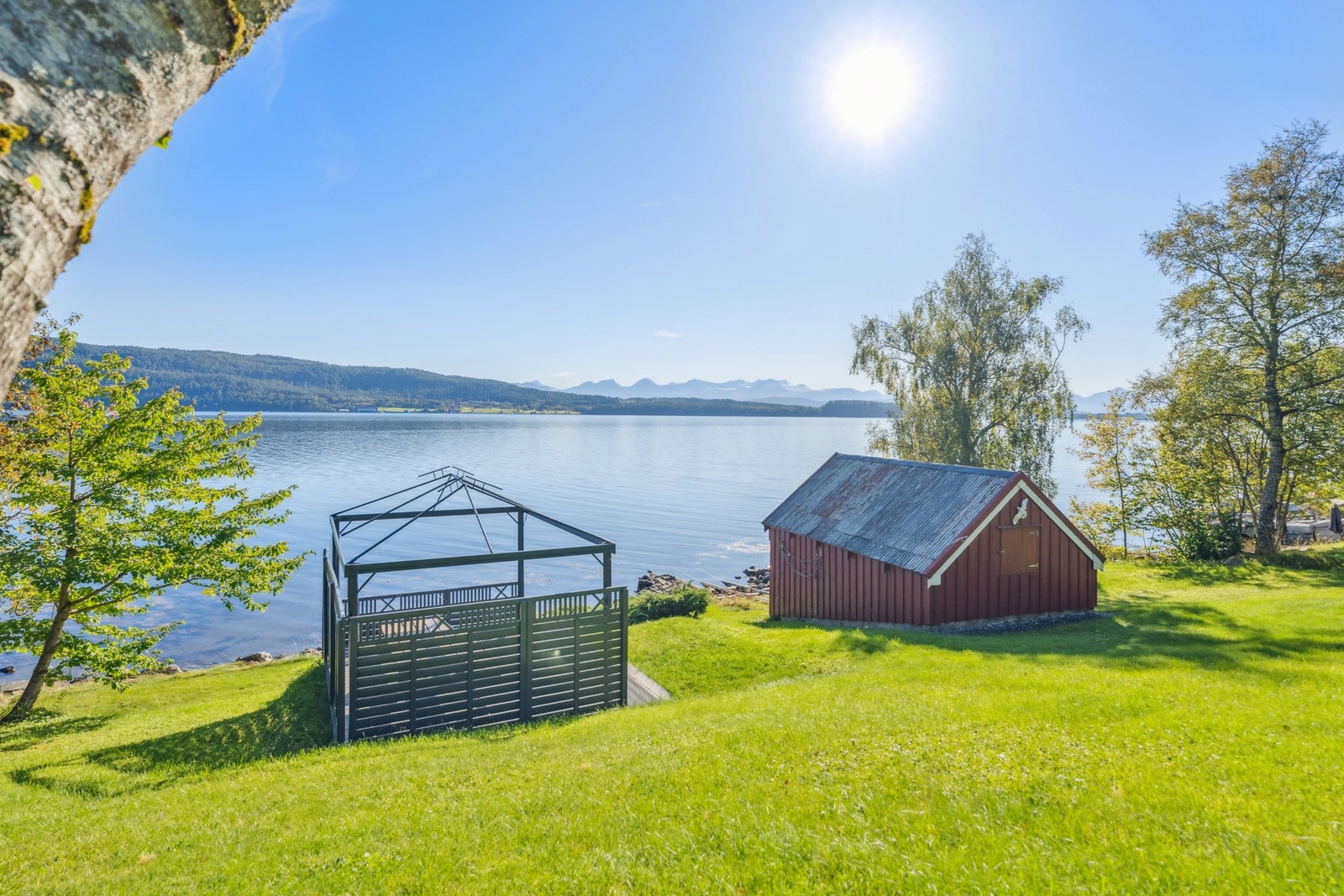 Terrassene på tilsammen 97 m² gir gode utearealer med plass til sittegrupper og grill. Den største terrassen har romslig oppholdsareal, mens øvrige terrasser fungerer som naturlige soner for både morgen- og kveldssol. Galleribilde