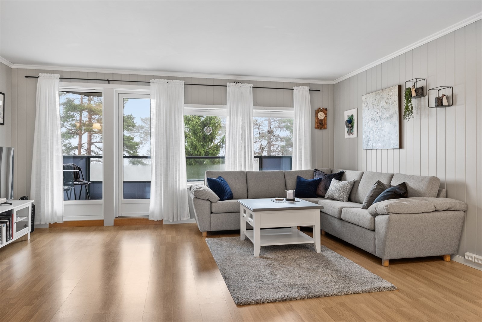 Leiligheten byr på flotte oppholdsrom med store vindusflater som slipper inn rikelig med dagslys, og gir en luftig og åpen følelse. Galleribilde